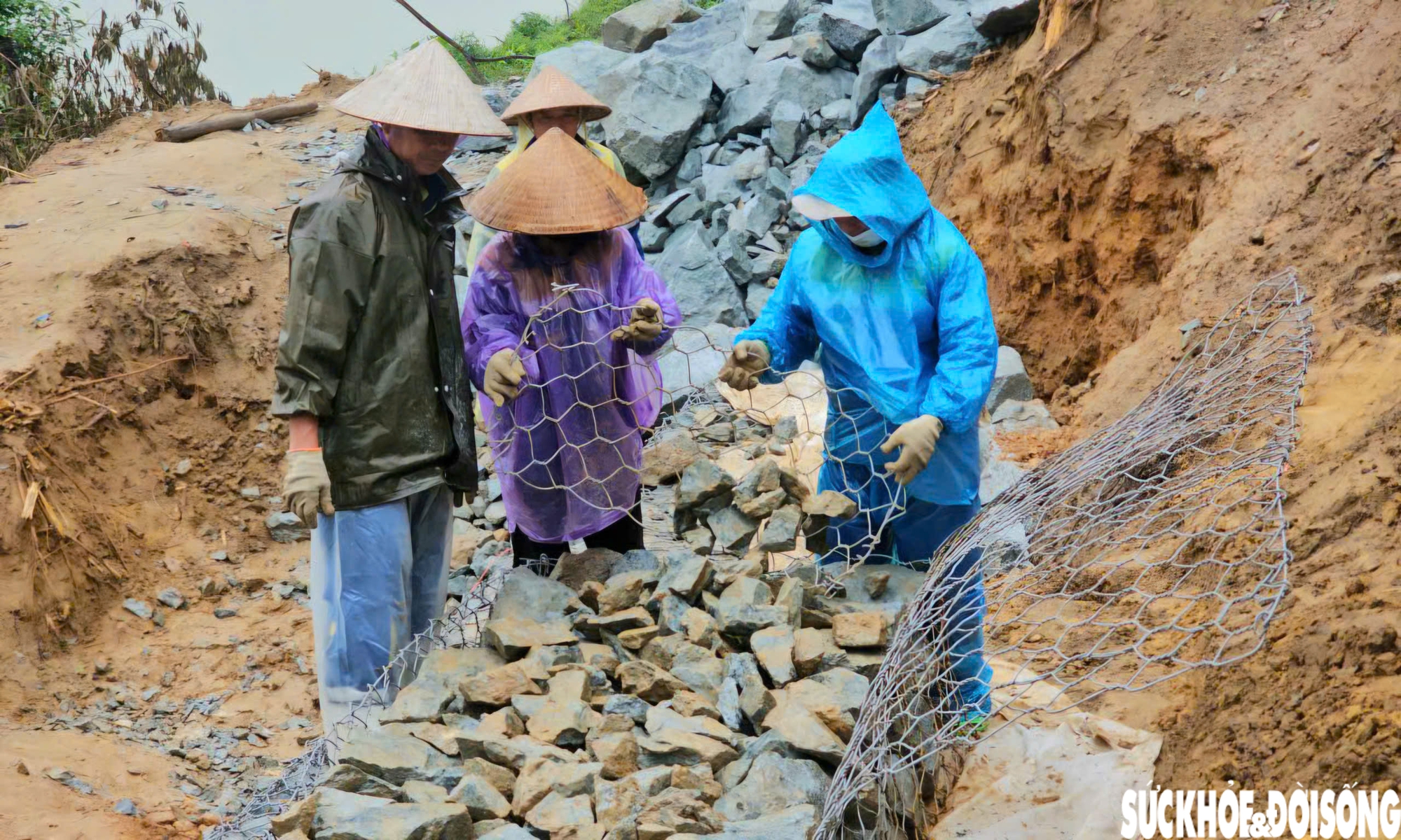 Khắc phục sạt lở uy hiếp tuyến giao thông huyết mạch ở Huế- Ảnh 7.