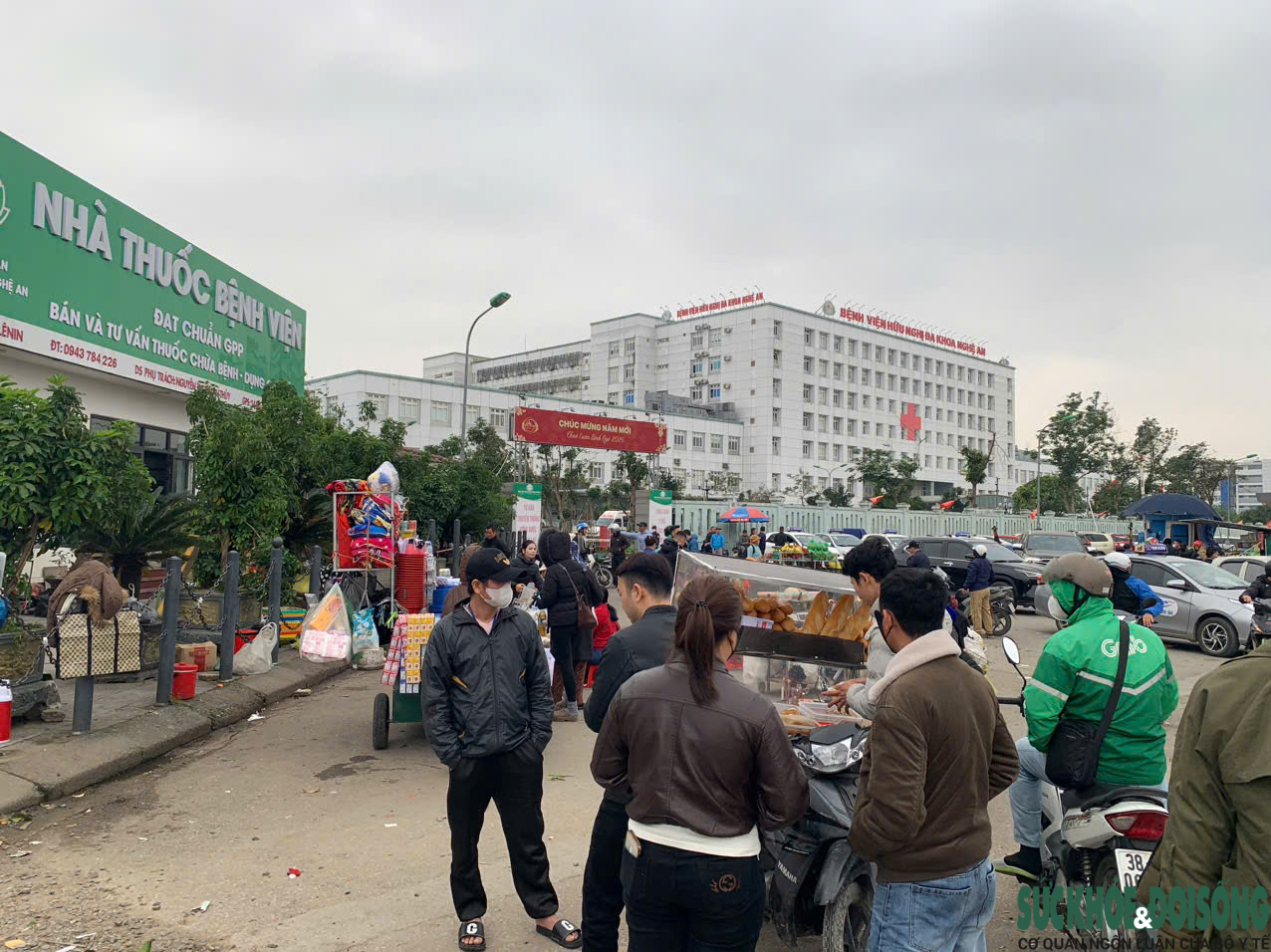 Nghệ An: Hàng rong, xe ôm tái lấn chiếm, bủa vây cổng bệnh viện- Ảnh 3.