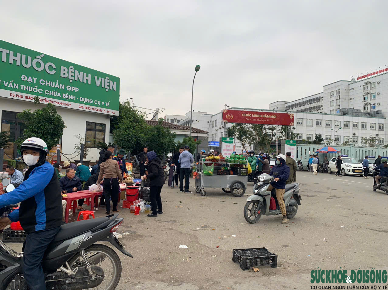 Nghệ An: Hàng rong, xe ôm tái lấn chiếm, bủa vây cổng bệnh viện- Ảnh 6.