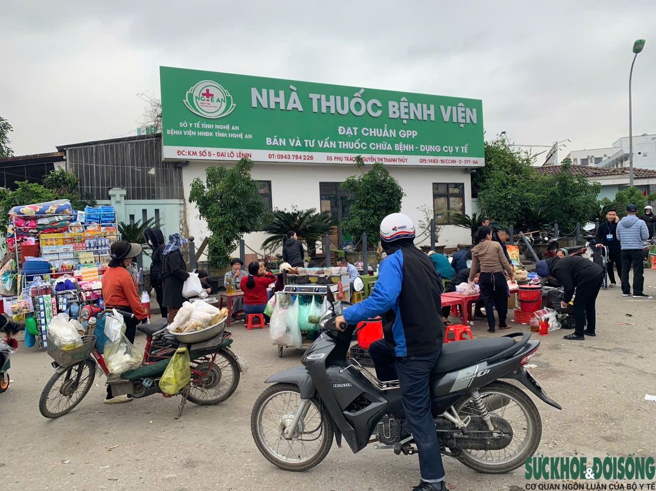Nghệ An: Hàng rong, xe ôm tái lấn chiếm, bủa vây cổng bệnh viện- Ảnh 7.