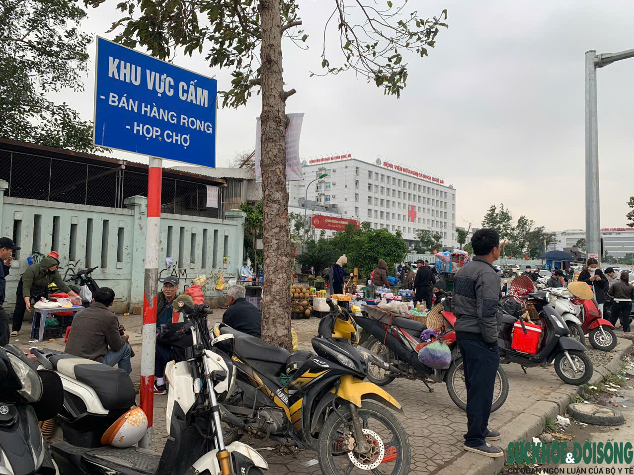 Nghệ An: Hàng rong, xe ôm tái lấn chiếm, bủa vây cổng bệnh viện- Ảnh 8.
