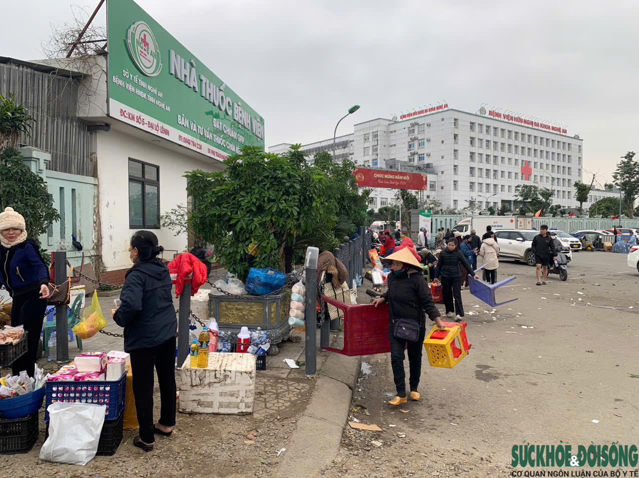 Nghệ An: Hàng rong, xe ôm tái lấn chiếm, bủa vây cổng bệnh viện- Ảnh 12.