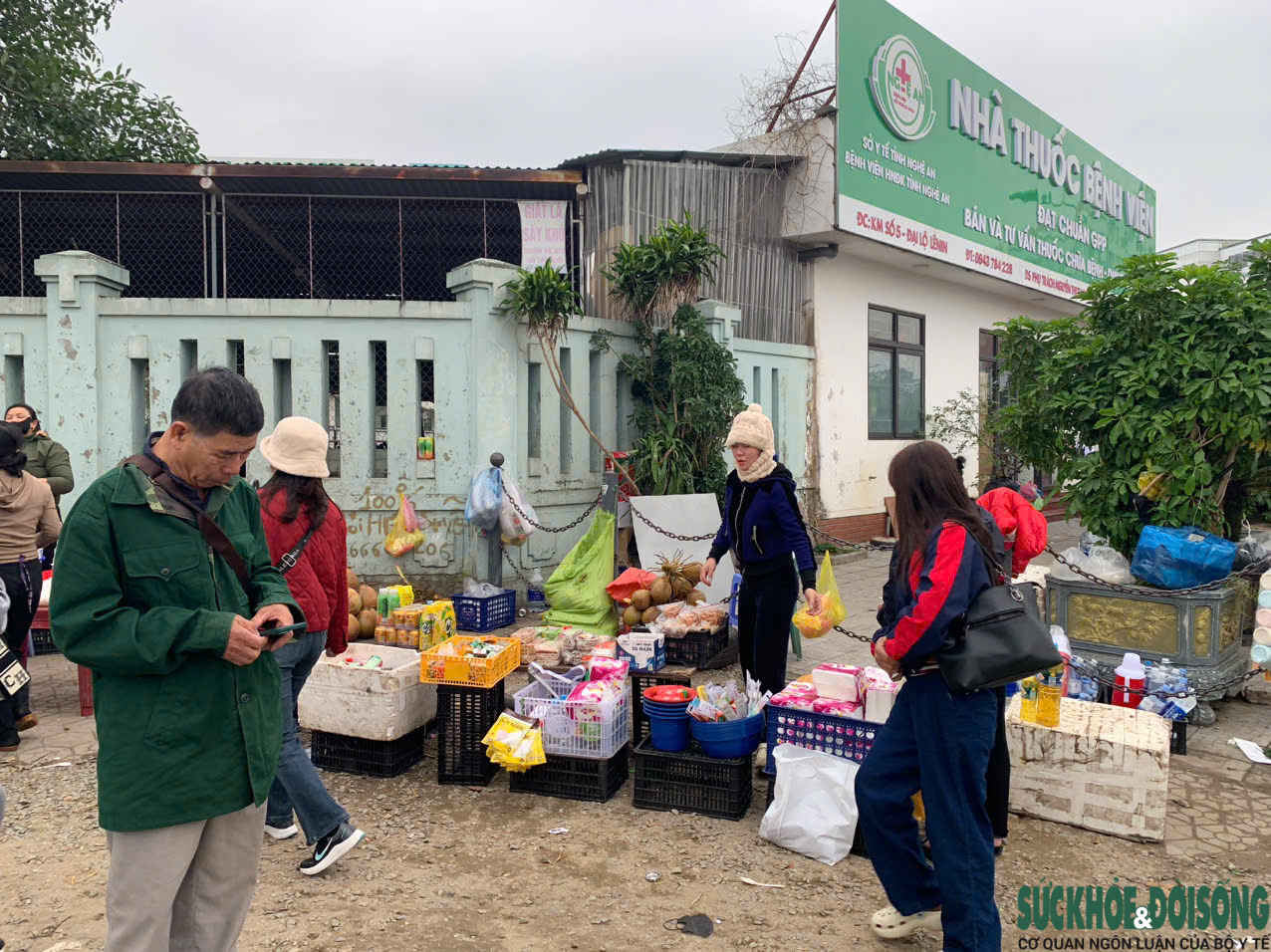 Nghệ An: Hàng rong, xe ôm tái lấn chiếm, bủa vây cổng bệnh viện- Ảnh 10.