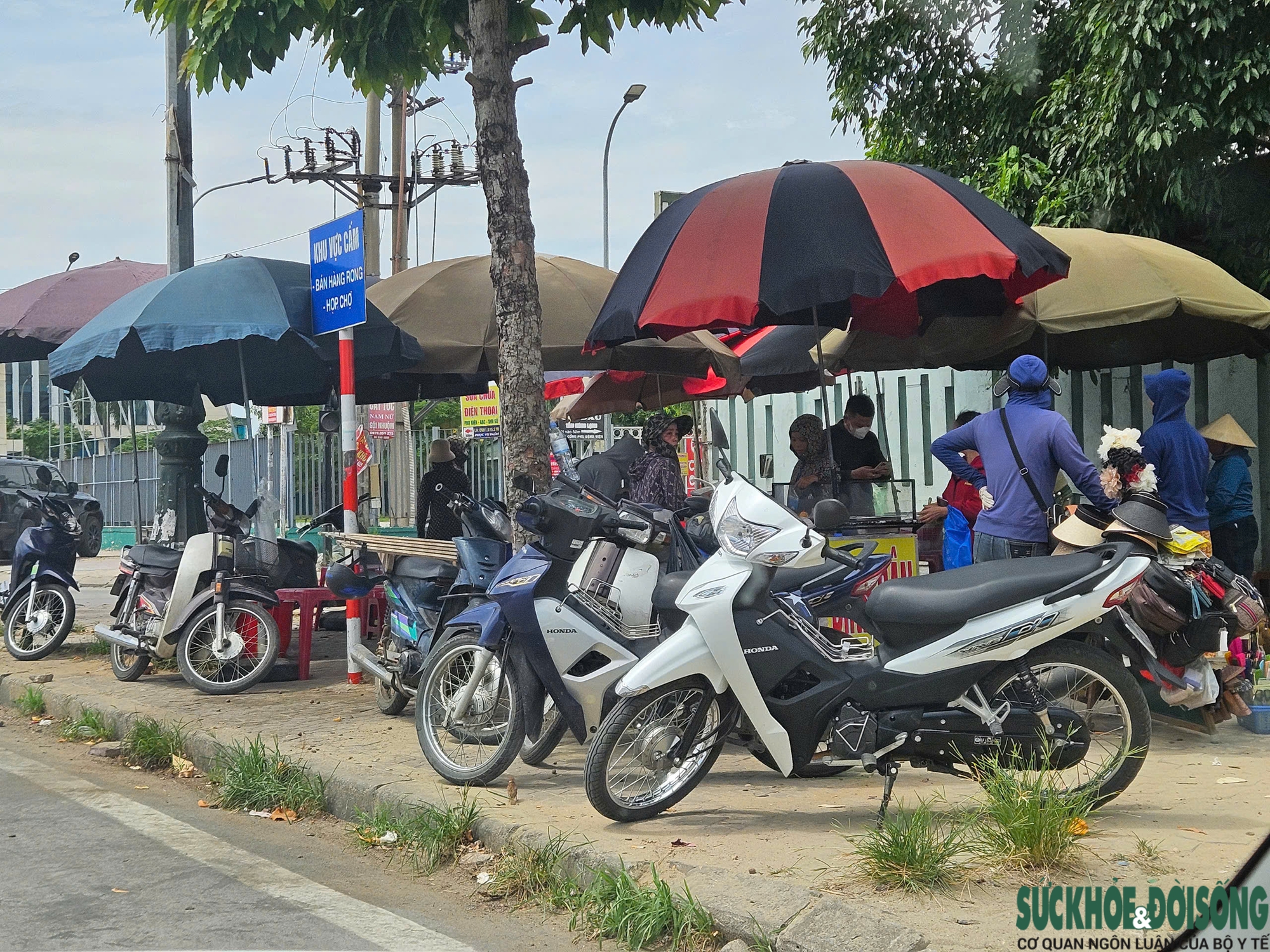 Nghệ An: Hàng rong, xe ôm tái lấn chiếm, bủa vây cổng bệnh viện- Ảnh 11.