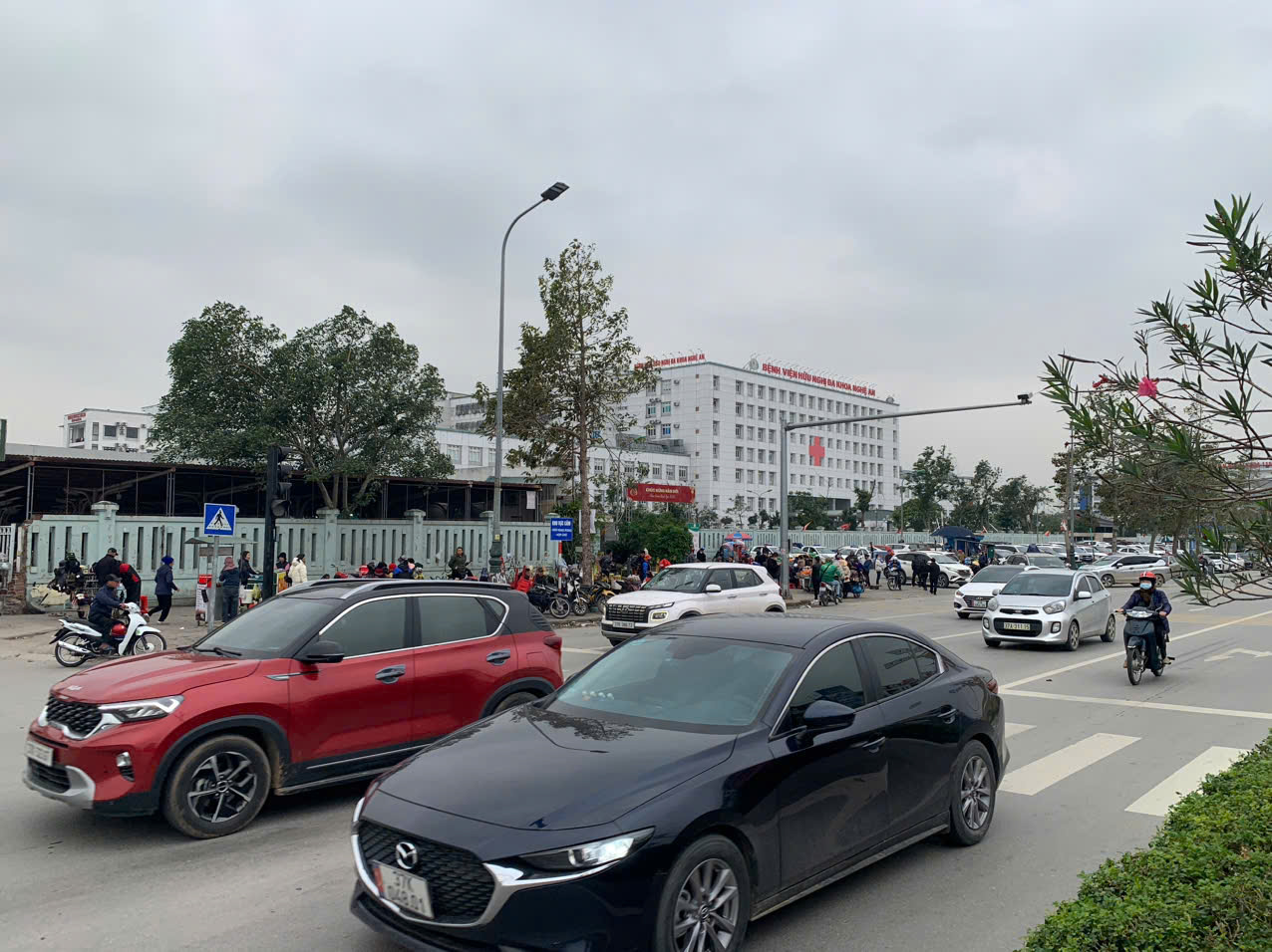 Nghệ An: Hàng rong, xe ôm tái lấn chiếm, bủa vây cổng bệnh viện- Ảnh 1.