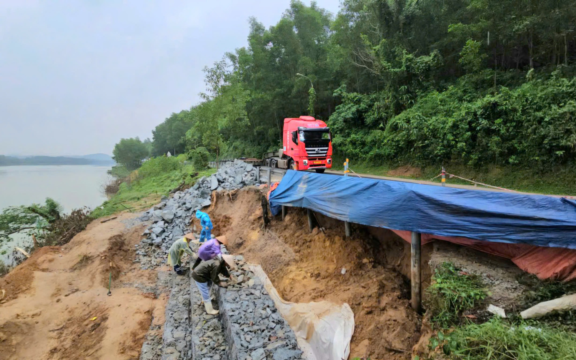 Khắc phục sạt lở uy hiếp tuyến giao thông huyết mạch ở Huế