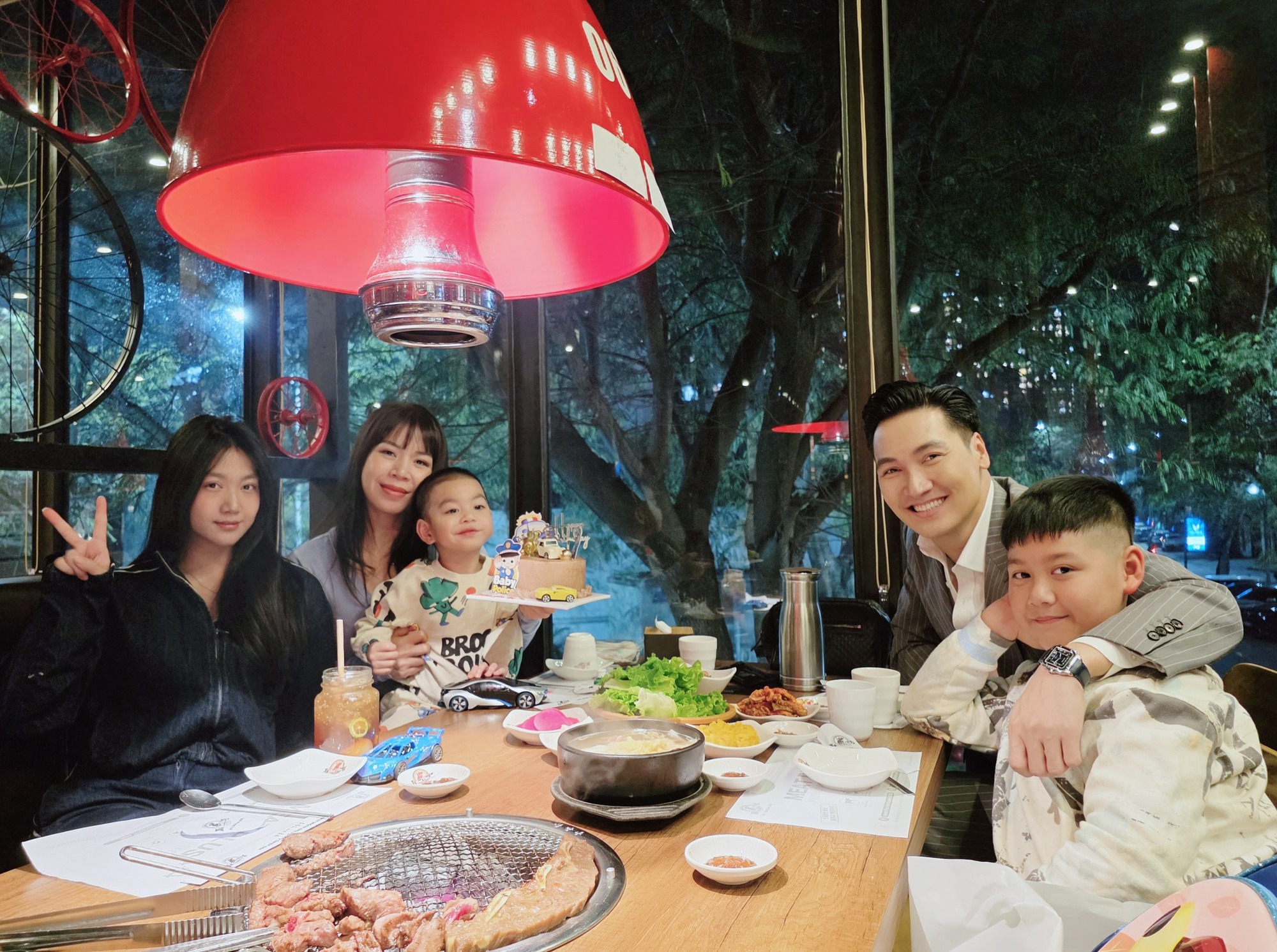 Phạm Ngọc Triển - Chánh văn phòng UBND tỉnh trong 'Lằn ranh' có đời thực ra sao ở tuổi 40?- Ảnh 8. Phạm Ngọc Triển - Chánh văn phòng UBND tỉnh trong 'Lằn ranh' có đời thực ra sao ở tuổi 40?- Ảnh 8.