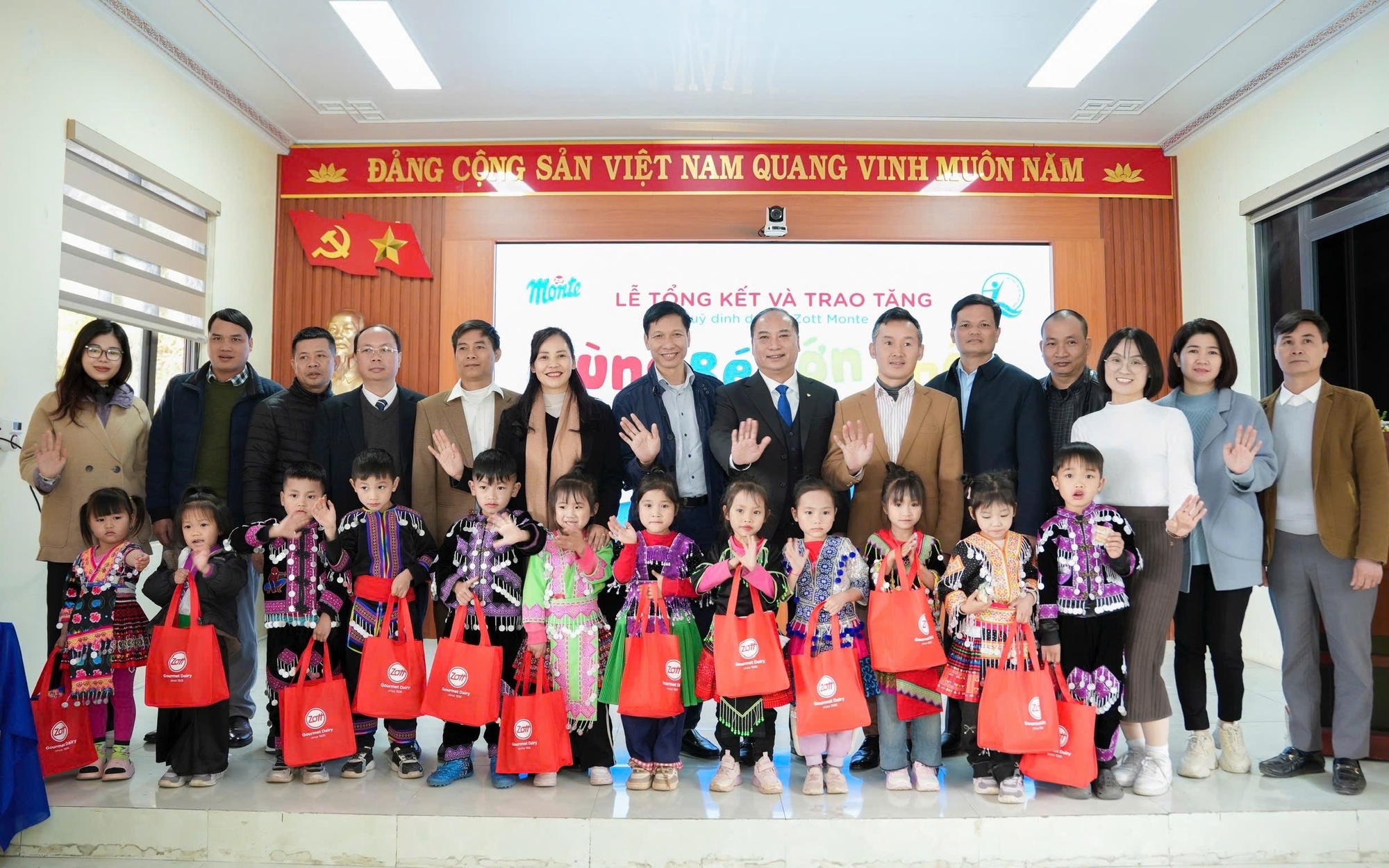 2 tỷ đồng trao tặng quà thiết yếu cho trẻ có hoàn cảnh khó khăn tại 3 tỉnh- Ảnh 3.