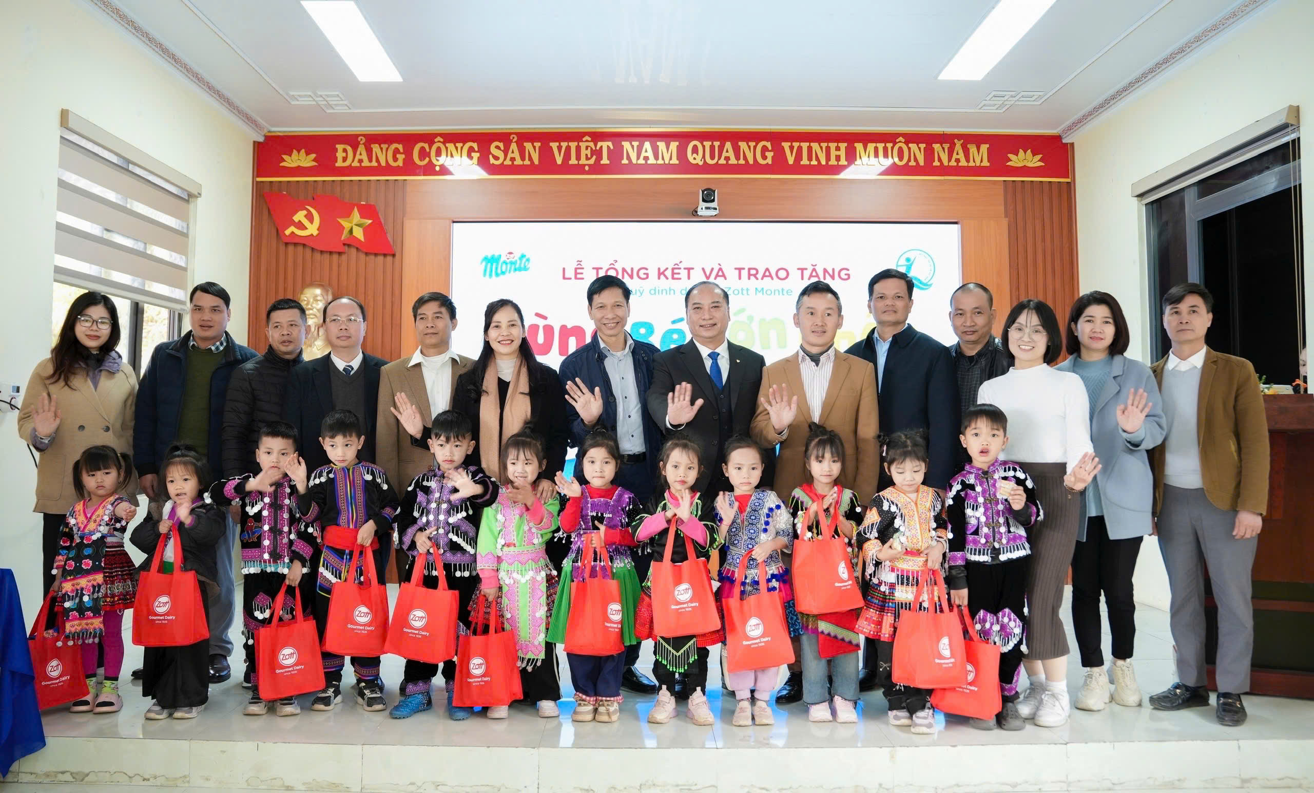 Quỹ Bảo trợ trẻ em của Bộ Y tế mang quà xuân cho hơn 4.000 trẻ em ở Lai Châu- Ảnh 2. Quỹ Bảo trợ trẻ em của Bộ Y tế mang quà xuân cho hơn 4.000 trẻ em ở Lai Châu- Ảnh 2.