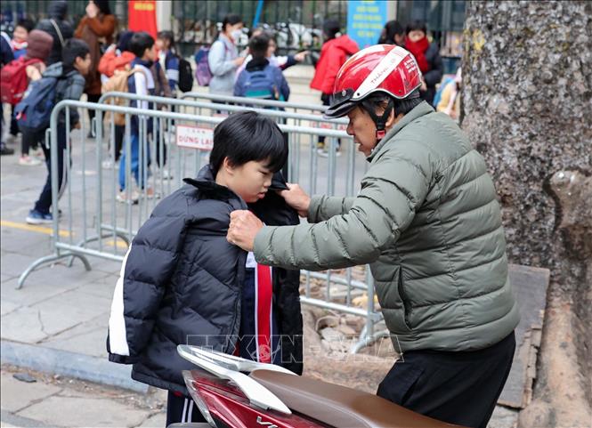 Hà Nội chủ động ứng phó rét đậm, rét hại, bảo đảm sức khỏe cho học sinh- Ảnh 1.