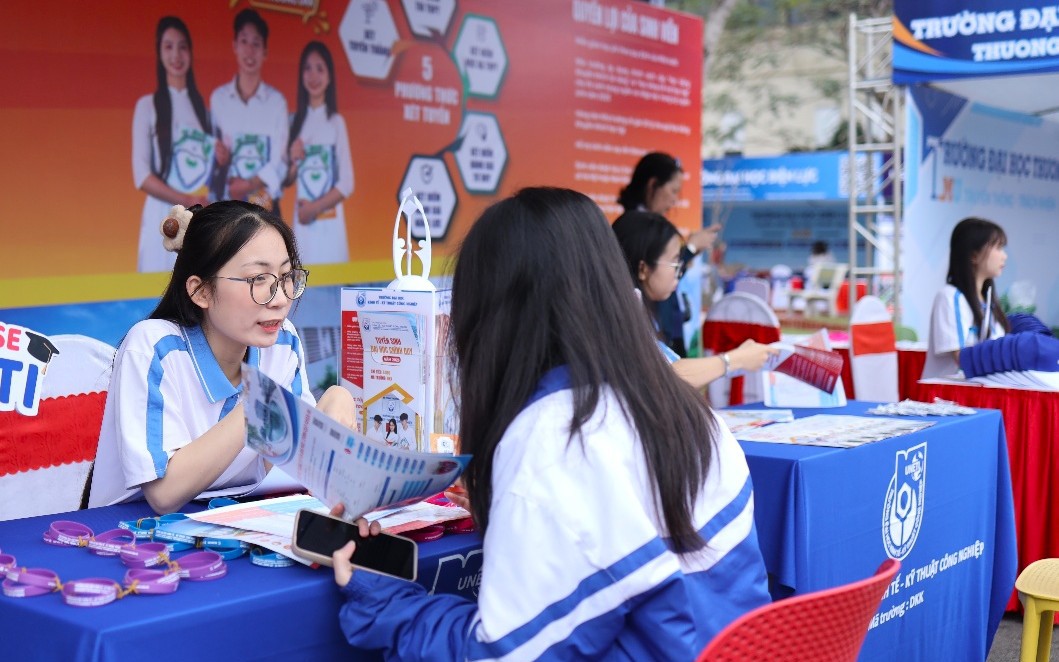 Trường đại học nào vẫn quy đổi IELTS tối đa trong tuyển sinh 2026?- Ảnh 2.