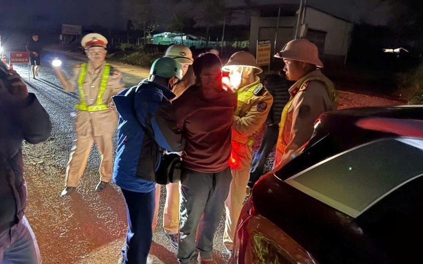 Sát phạt 'bầu cua' ngay trên điện thoại, 8 người bị bắt quả tang- Ảnh 3. Sát phạt 'bầu cua' ngay trên điện thoại, 8 người bị bắt quả tang- Ảnh 3.