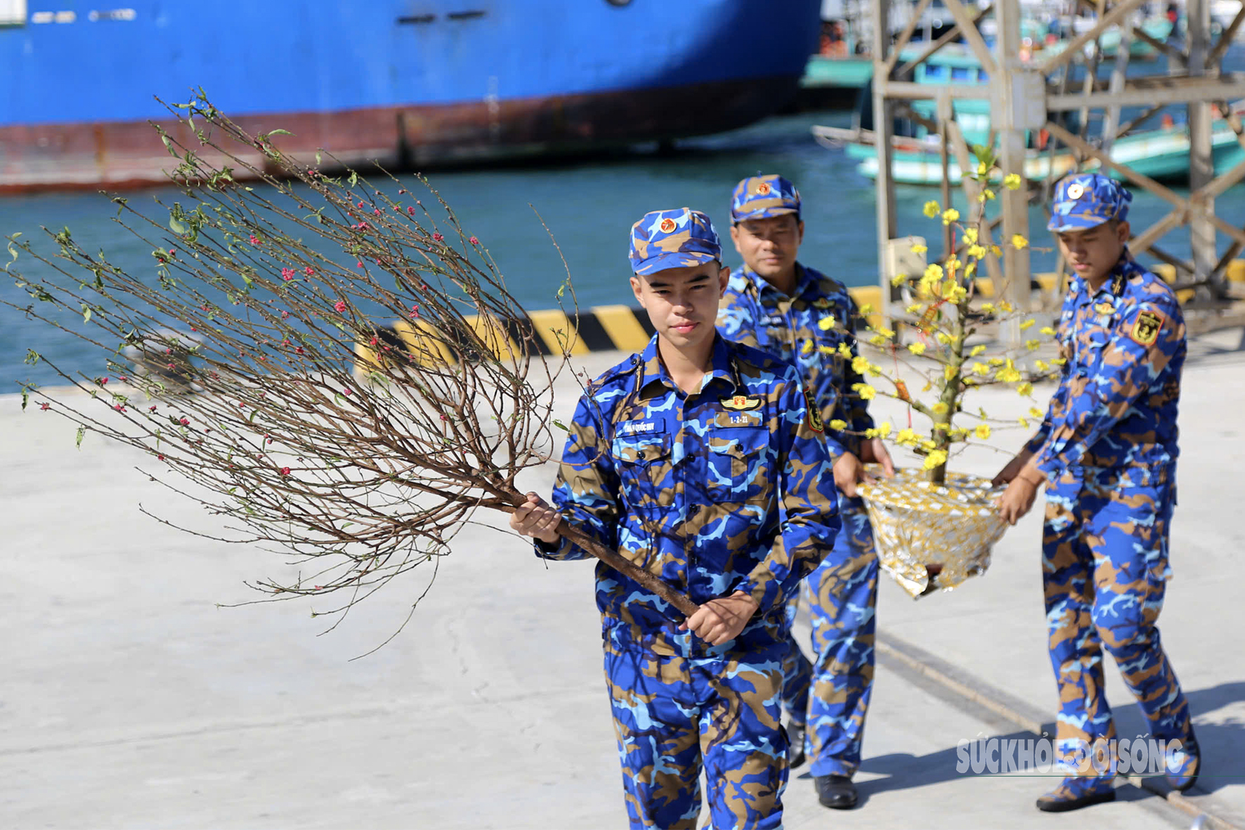 Ấm áp tình đất liền với quân dân vùng biển đảo Tây Nam- Ảnh 5.