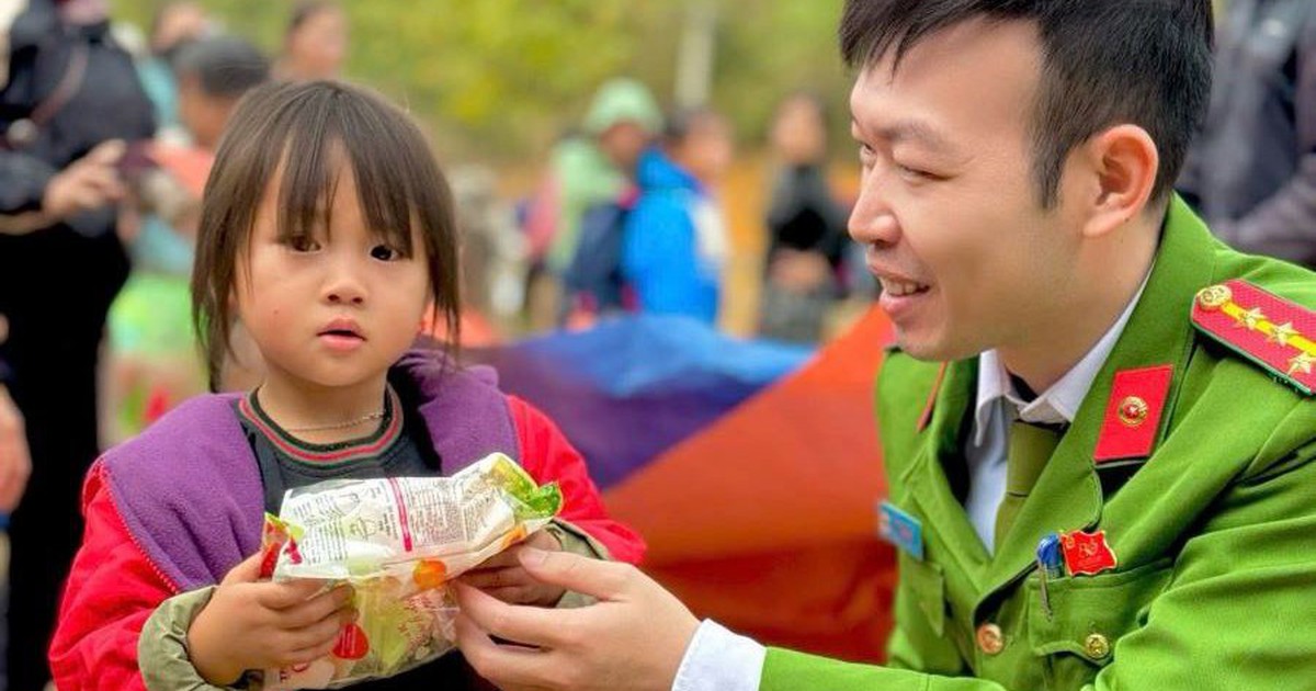 Đoàn Thanh niên Bệnh viện HNĐK Nghệ An khám bệnh, tặng quà cho hơn 350 người dân vùng lũ 
- Ảnh 12.