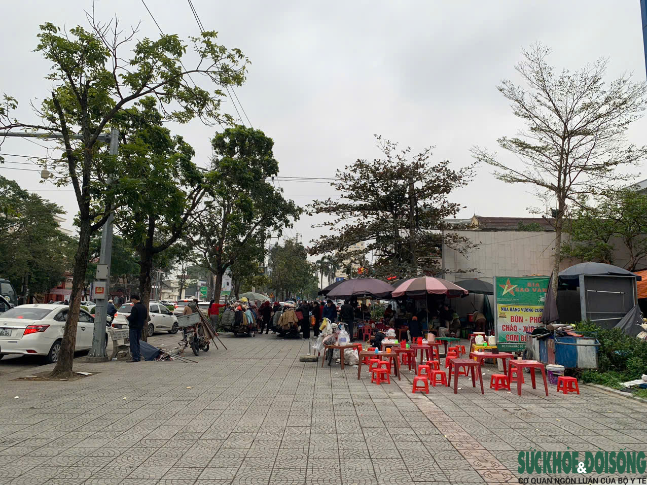 Nghệ An: Hàng rong, xe ôm tái lấn chiếm, bủa vây cổng bệnh viện- Ảnh 2.