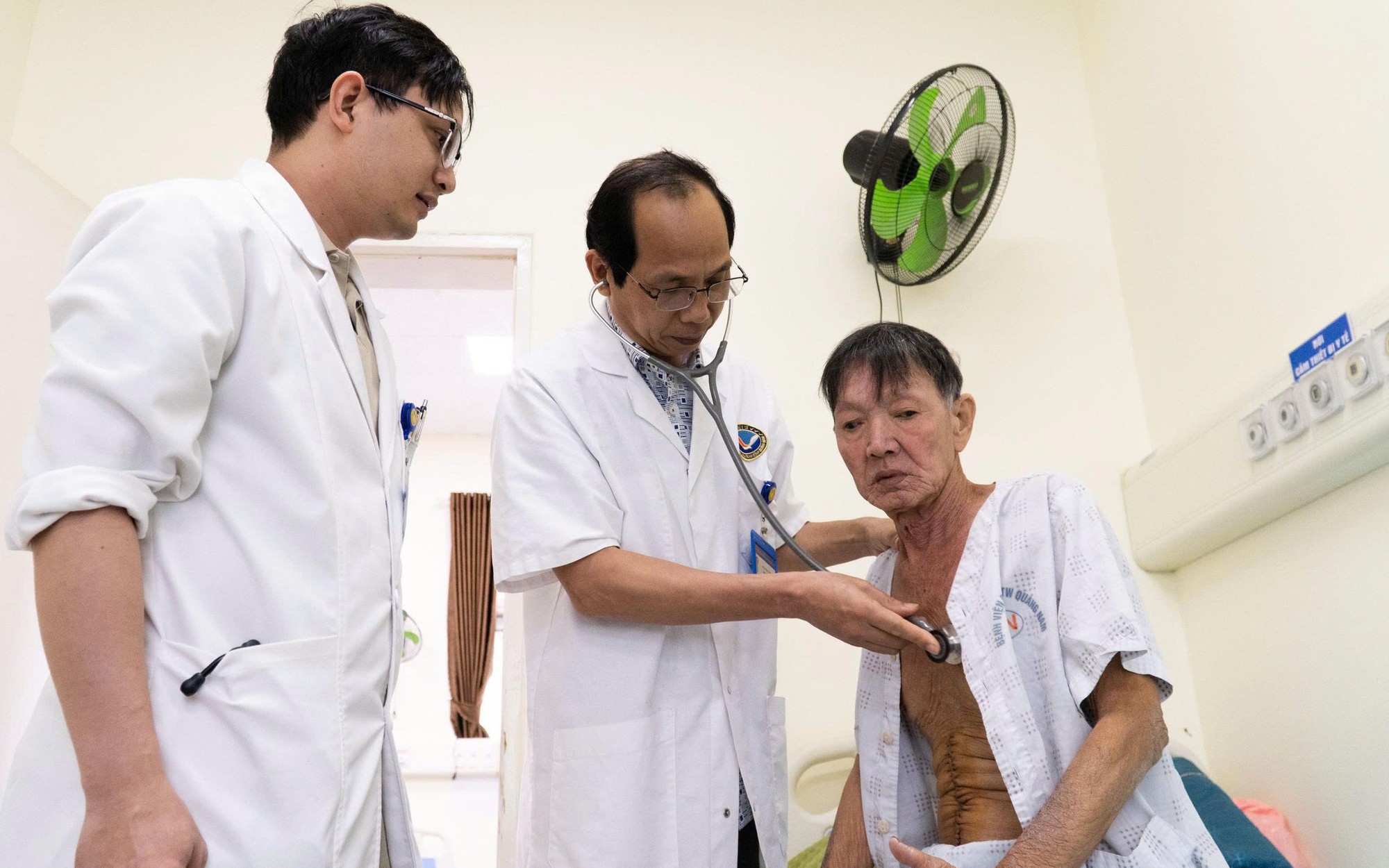 Ứng dụng dao siêu âm công nghệ cao phẫu thuật đa u xơ tử cung phức tạp- Ảnh 2.