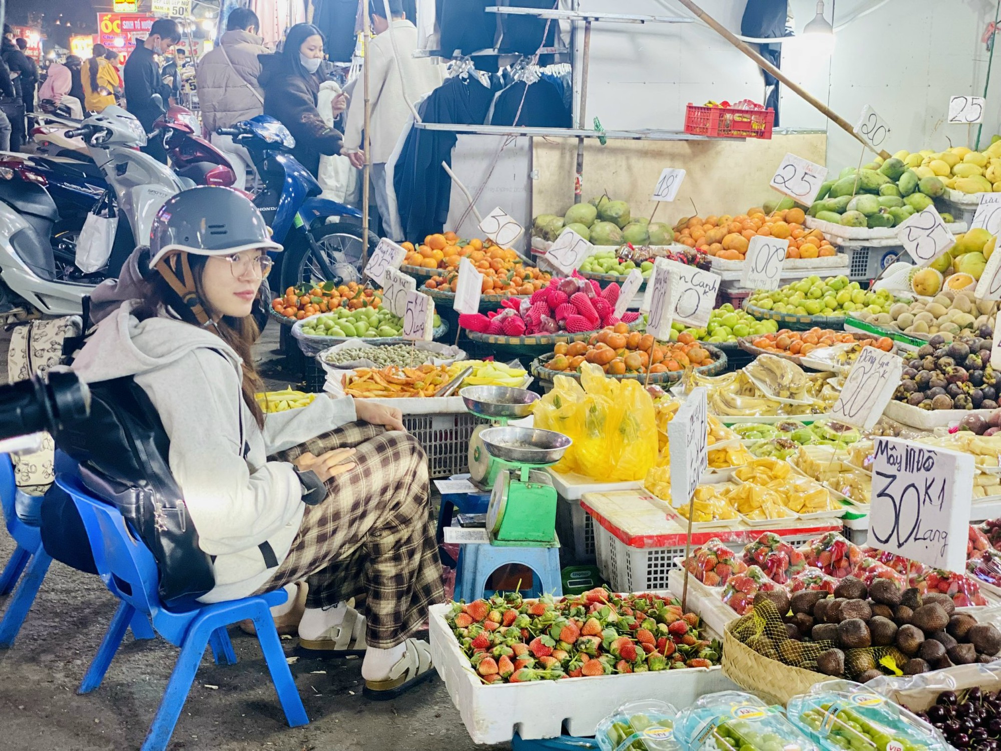 Dâu tây Trung Quốc bán tràn ngập thị trường, người tiêu dùng cần lưu ý điều này để không bị 'qua mặt'- Ảnh 5.
