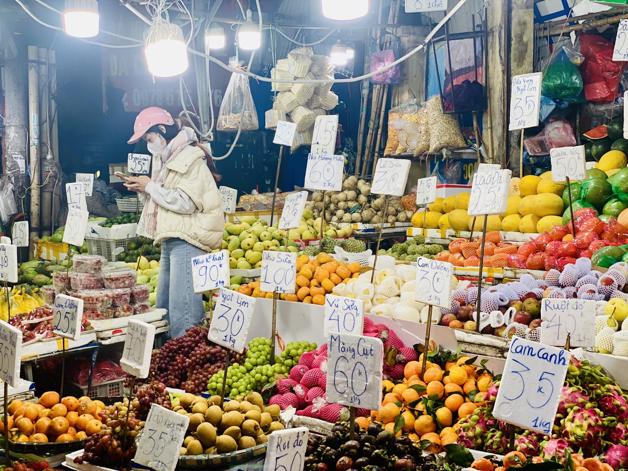 Dâu tây Trung Quốc bán tràn ngập thị trường, người tiêu dùng cần lưu ý điều này để không bị 'qua mặt'- Ảnh 1.