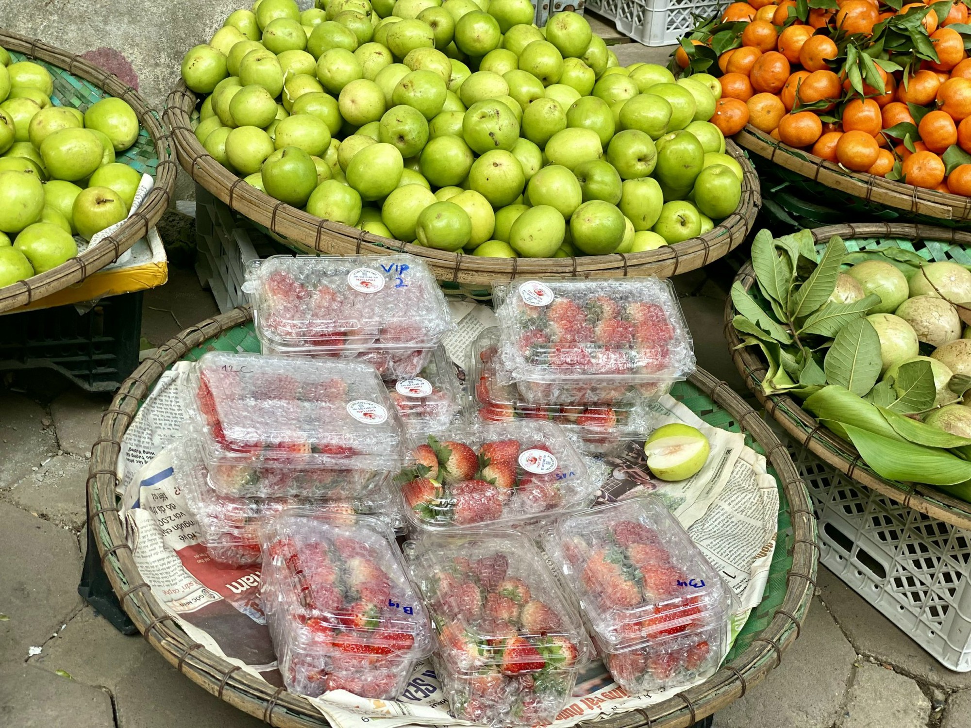 Dâu tây Trung Quốc bán tràn ngập thị trường, người tiêu dùng cần lưu ý điều này để không bị 'qua mặt'- Ảnh 4.