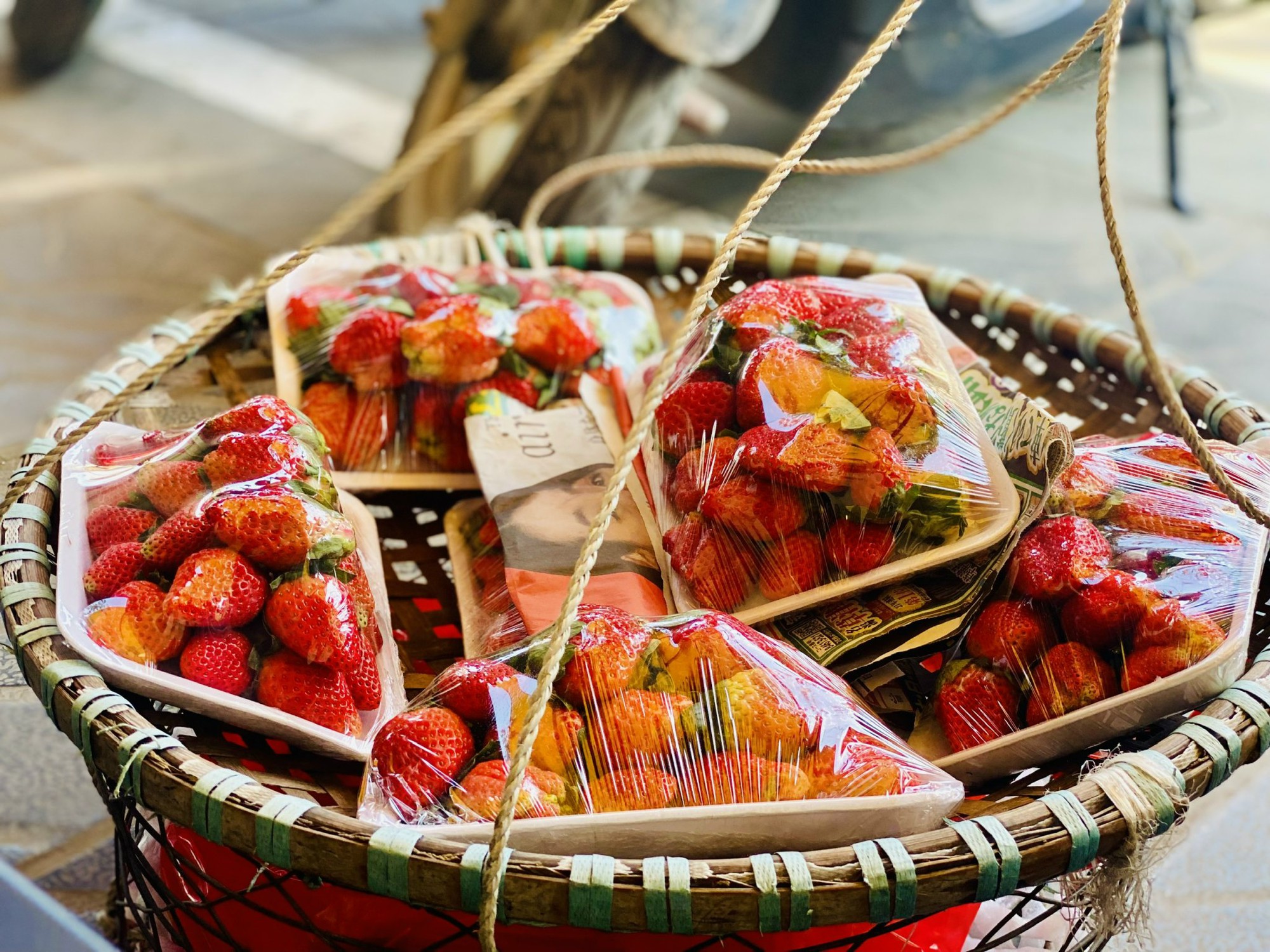 Dâu tây Trung Quốc bán tràn ngập thị trường, người tiêu dùng cần lưu ý điều này để không bị 'qua mặt'- Ảnh 3.