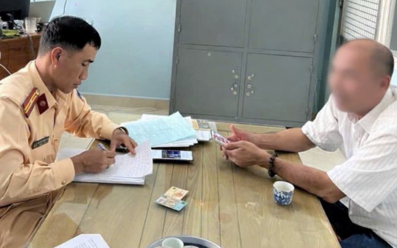 25 hành khách hoảng loạn trước màn rượt đuổi tốc độ cao của xe khách