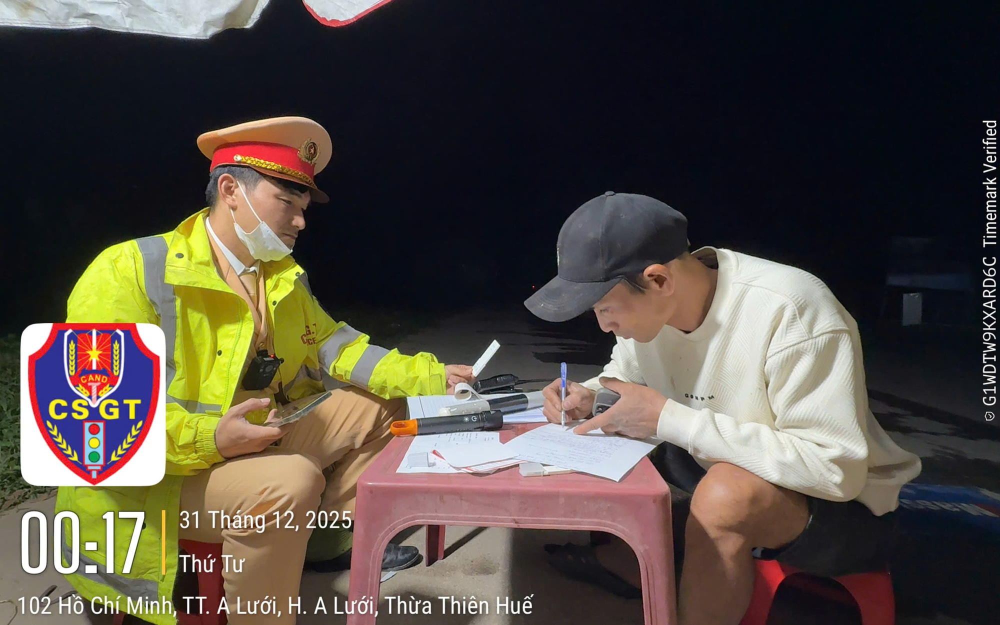 Ngăn chặn 3 bao tải thuốc tân dược không rõ nguồn gốc đang trên đường đến TPHCM- Ảnh 2. Ngăn chặn 3 bao tải thuốc tân dược không rõ nguồn gốc đang trên đường đến TPHCM- Ảnh 2.