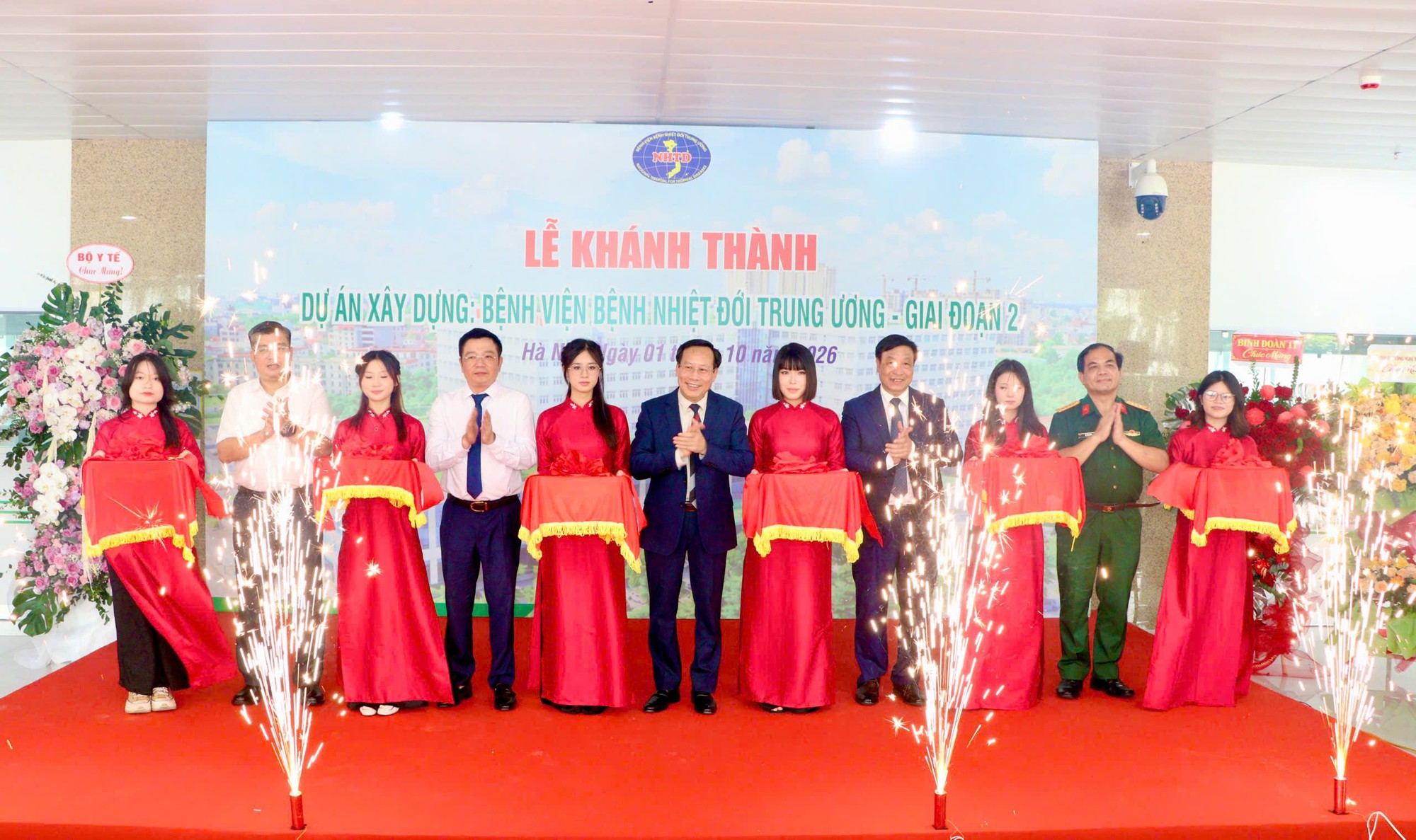 Thầy thuốc truyền nhiễm kiên cường nơi tâm dịch, giành giật sự sống cho người bệnh- Ảnh 3.