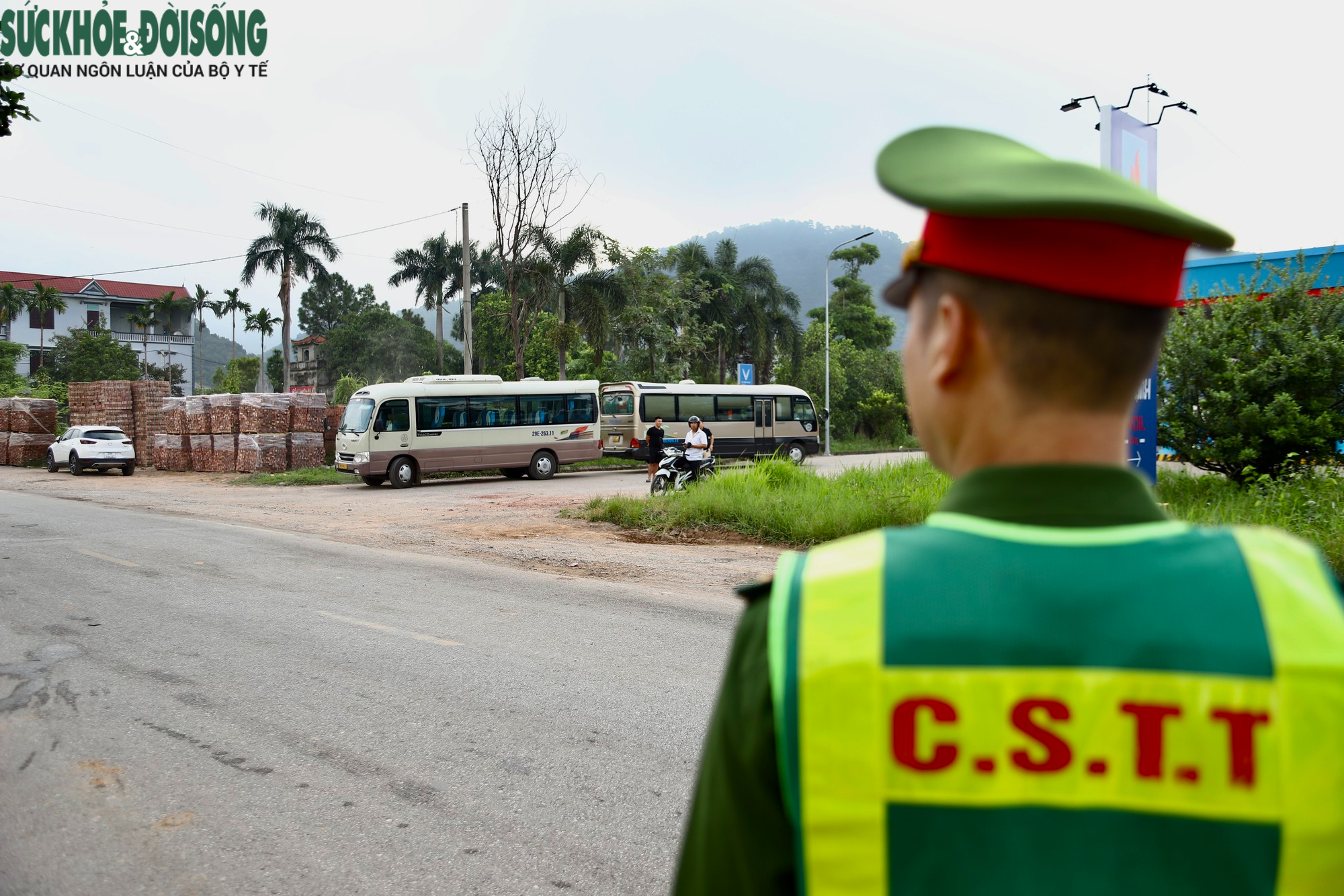 Hà Nội: Xe đưa đón học sinh liên tiếp lộ vi phạm trước cổng trường học - Ảnh 5.