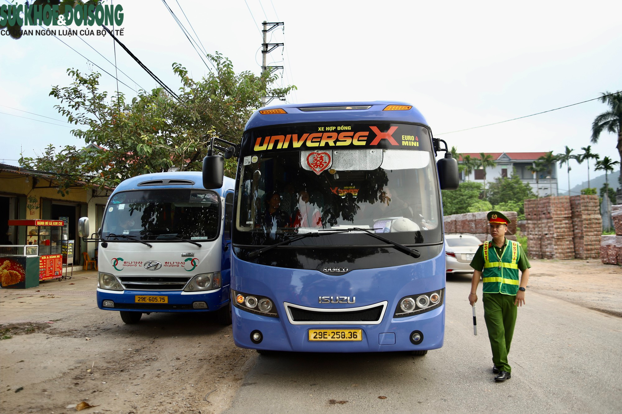 Hà Nội: Xe đưa đón học sinh liên tiếp lộ vi phạm trước cổng trường học - Ảnh 1.
