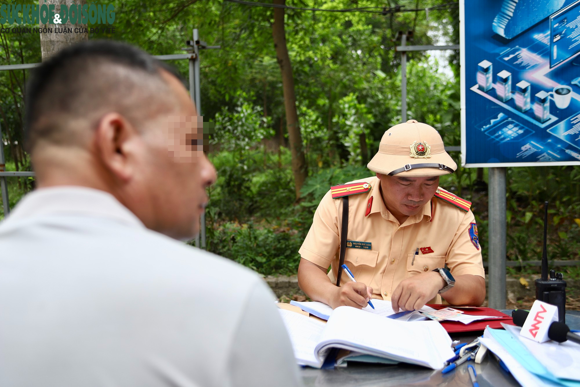 Hà Nội: Xe đưa đón học sinh liên tiếp lộ vi phạm trước cổng trường học - Ảnh 3.