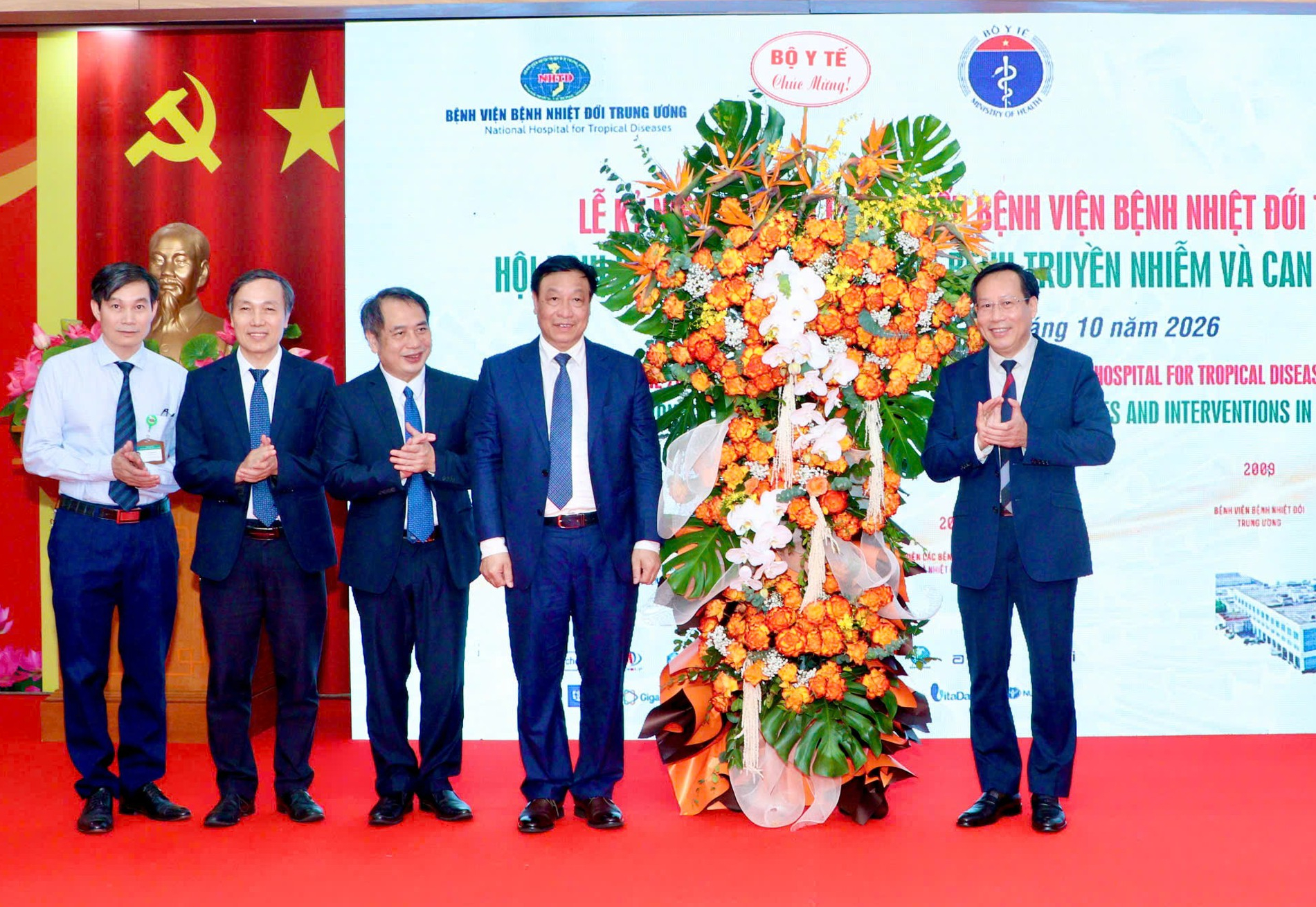 Thầy thuốc truyền nhiễm kiên cường nơi tâm dịch, giành giật sự sống cho người bệnh- Ảnh 2.