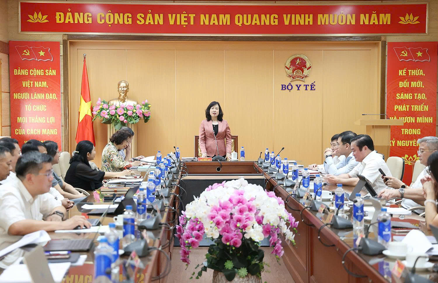 Bộ trưởng Bộ Y tế trao Quyết định điều động, bổ nhiệm Phó Chánh Văn phòng Hội đồng Y khoa Quốc gia- Ảnh 3.
