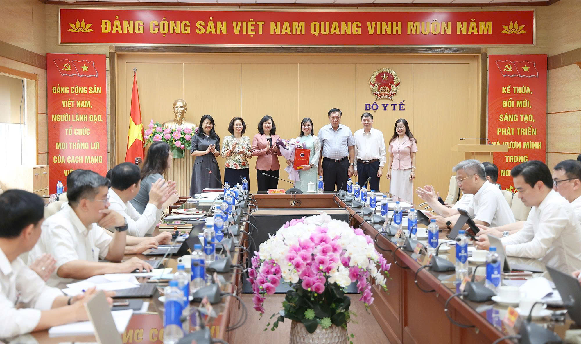 Bộ trưởng Bộ Y tế trao Quyết định điều động, bổ nhiệm Phó Chánh Văn phòng Hội đồng Y khoa Quốc gia- Ảnh 2.
