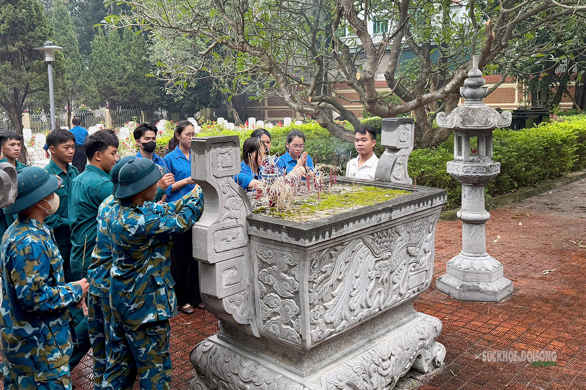 Bộ đội tên lửa chỉnh trang nghĩa trang đón hài cốt liệt sĩ- Ảnh 2.