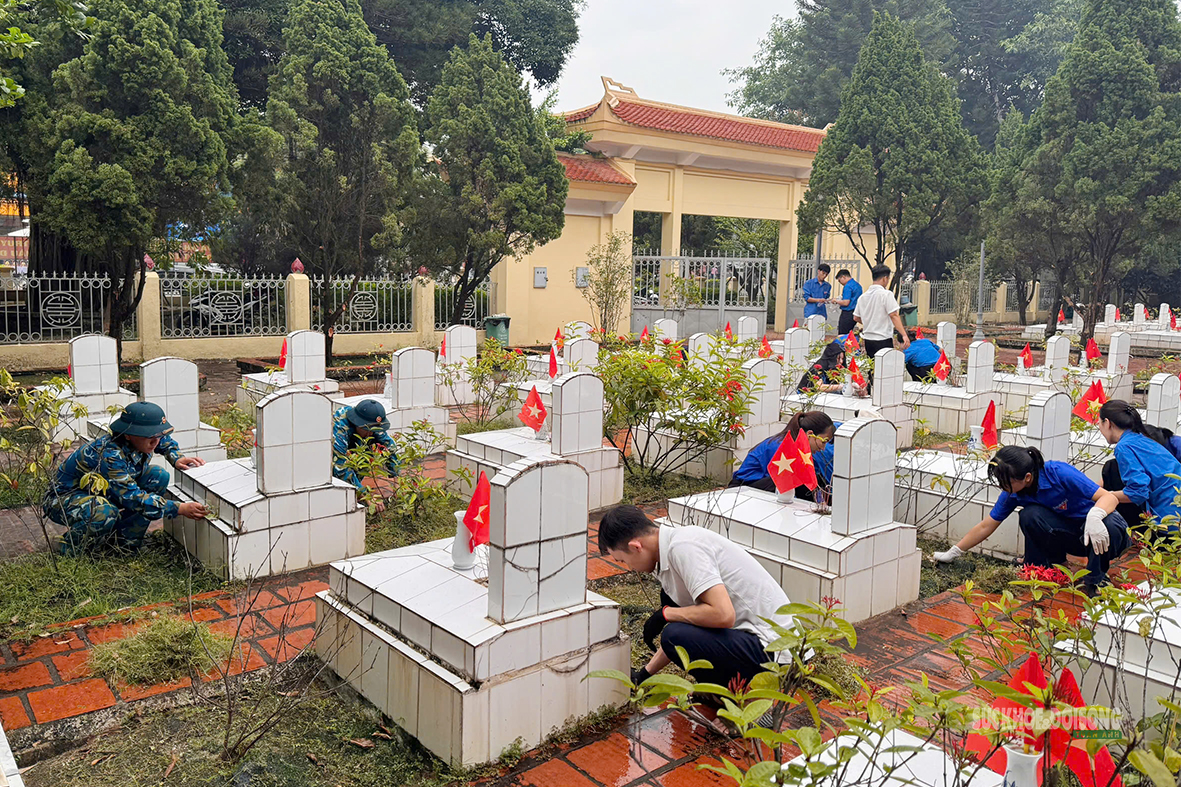 Bộ đội tên lửa chỉnh trang nghĩa trang đón hài cốt liệt sĩ- Ảnh 4.