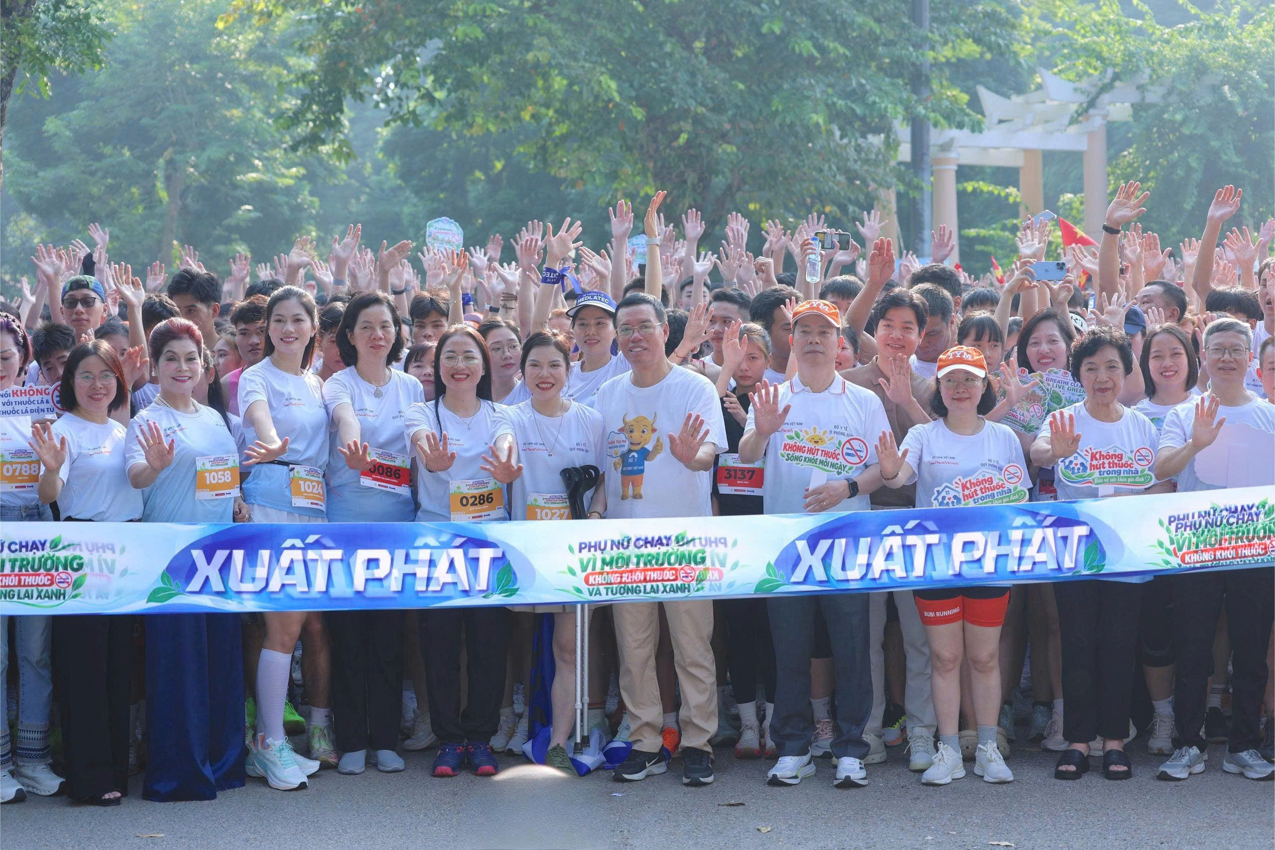 Gần 2.000 người chạy vì môi trường không khói thuốc, lan toả bảo vệ sức khoẻ phụ nữ, trẻ em- Ảnh 3.