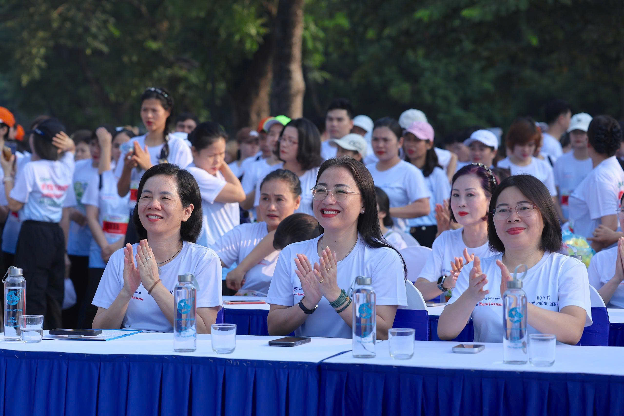 Gần 2.000 người chạy vì môi trường không khói thuốc, lan toả bảo vệ sức khoẻ phụ nữ, trẻ em- Ảnh 2.