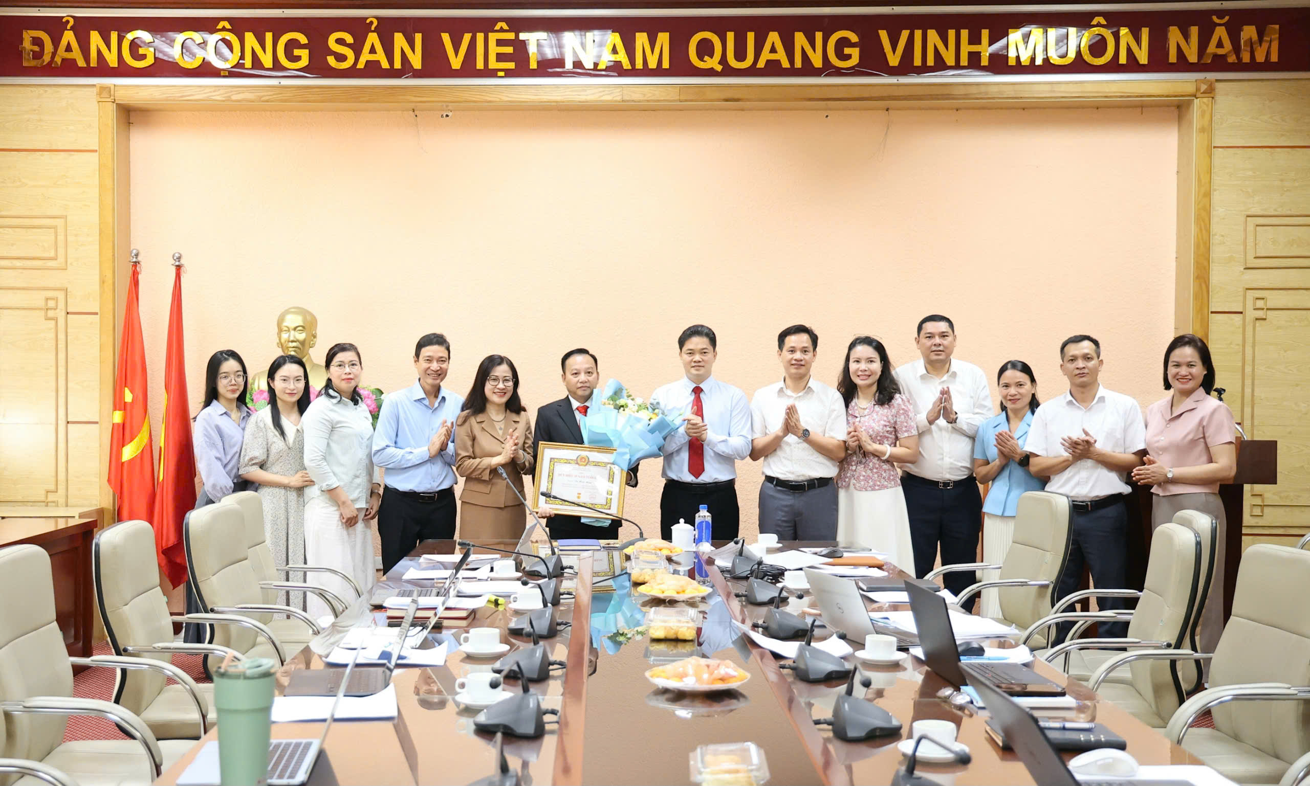 Bộ Y tế tổ chức trao Huy hiệu 35 năm tuổi Đảng cho đảng viên - Ảnh 3.