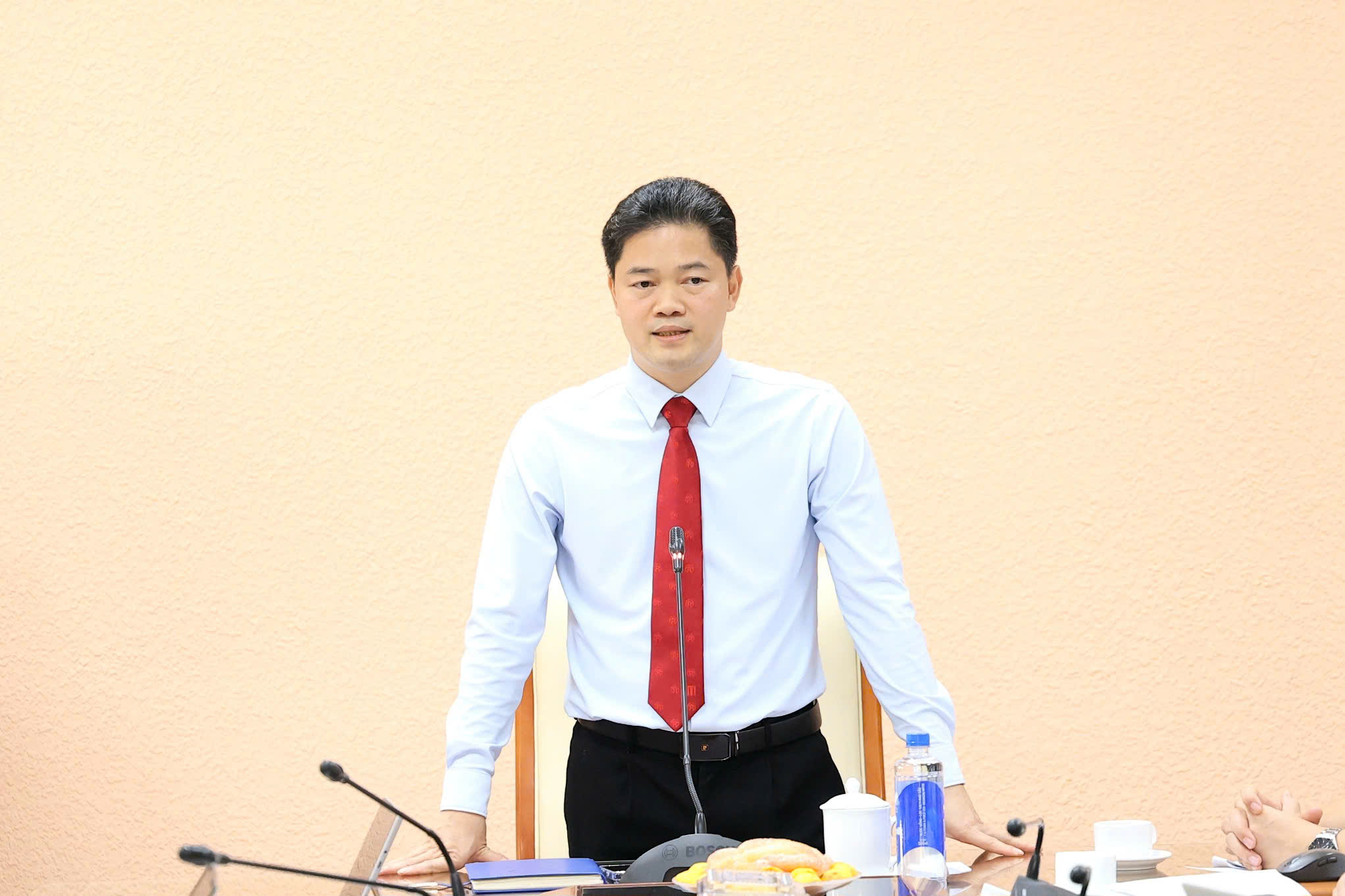 Bộ Y tế tổ chức trao Huy hiệu 35 năm tuổi Đảng cho đảng viên - Ảnh 2.