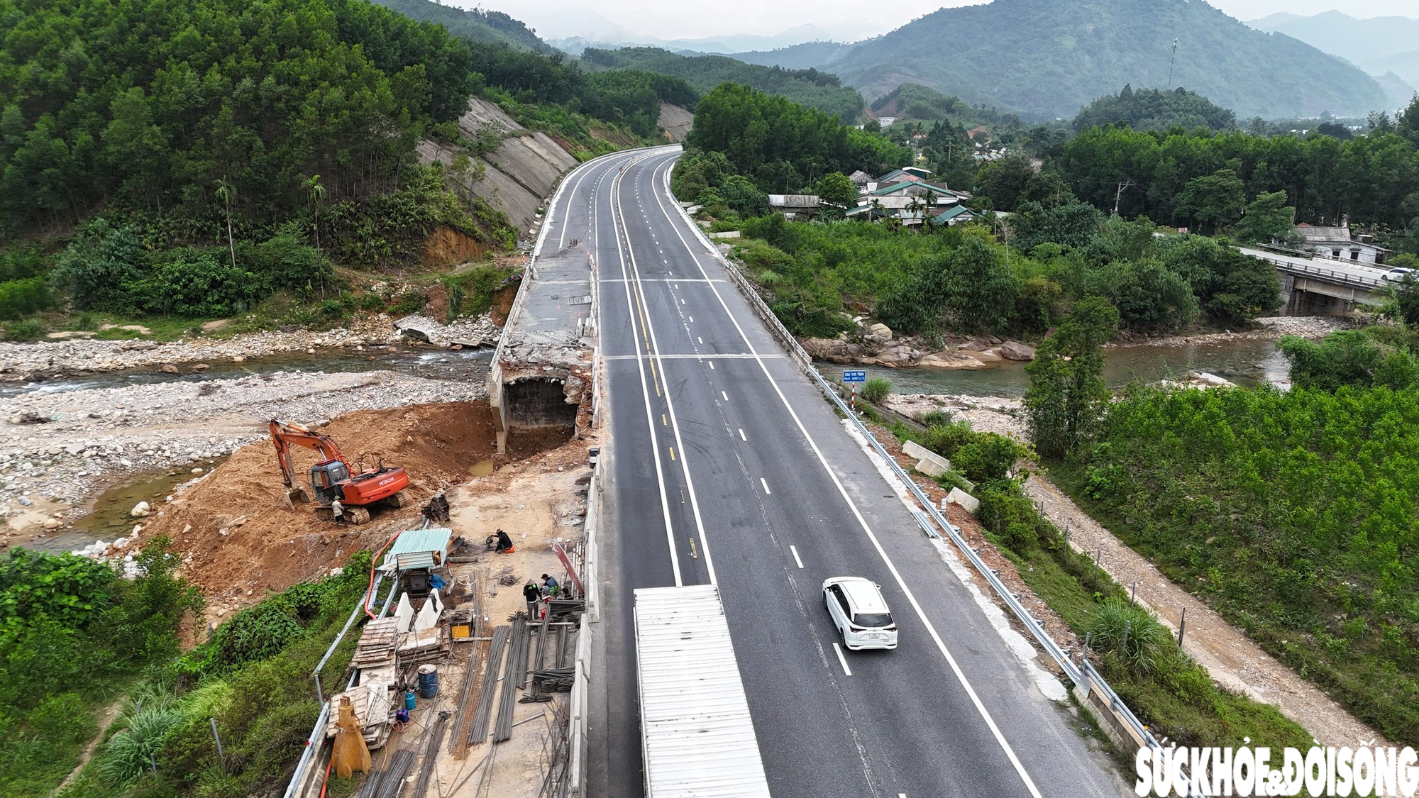 Khắc phục sạt trượt taluy dương trên cao tốc La Sơn - Hòa Liên- Ảnh 3.