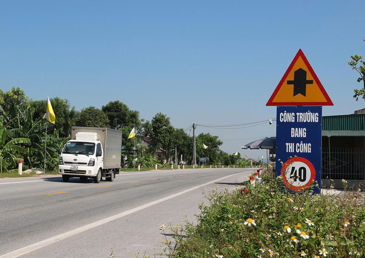 Đường ven biển rộng thoáng, vì sao nhiều đoạn chỉ được chạy 30 - 40 km/h? - Ảnh 3.