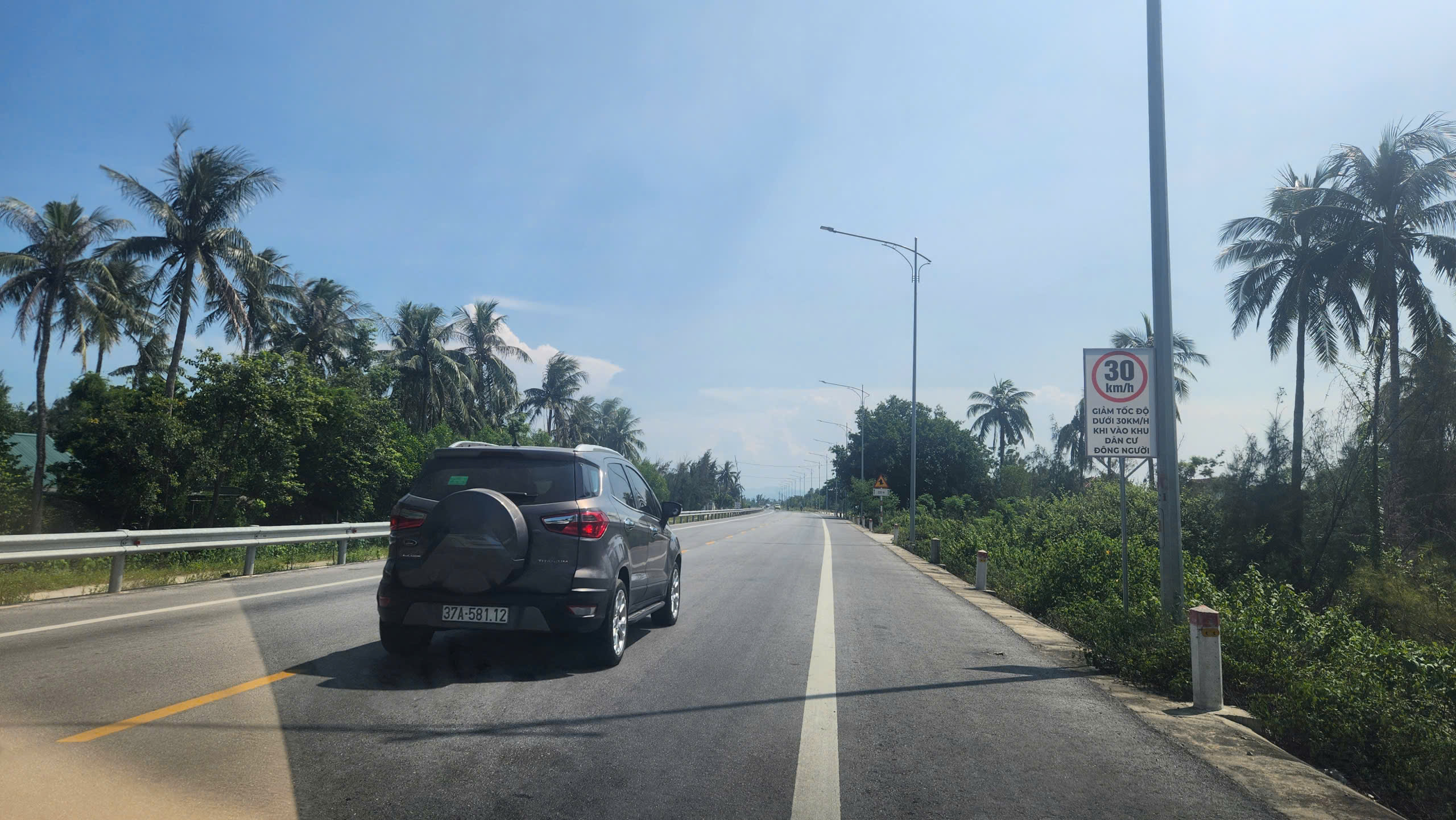 Đường ven biển rộng thoáng, vì sao nhiều đoạn chỉ được chạy 30 - 40 km/h? - Ảnh 2.