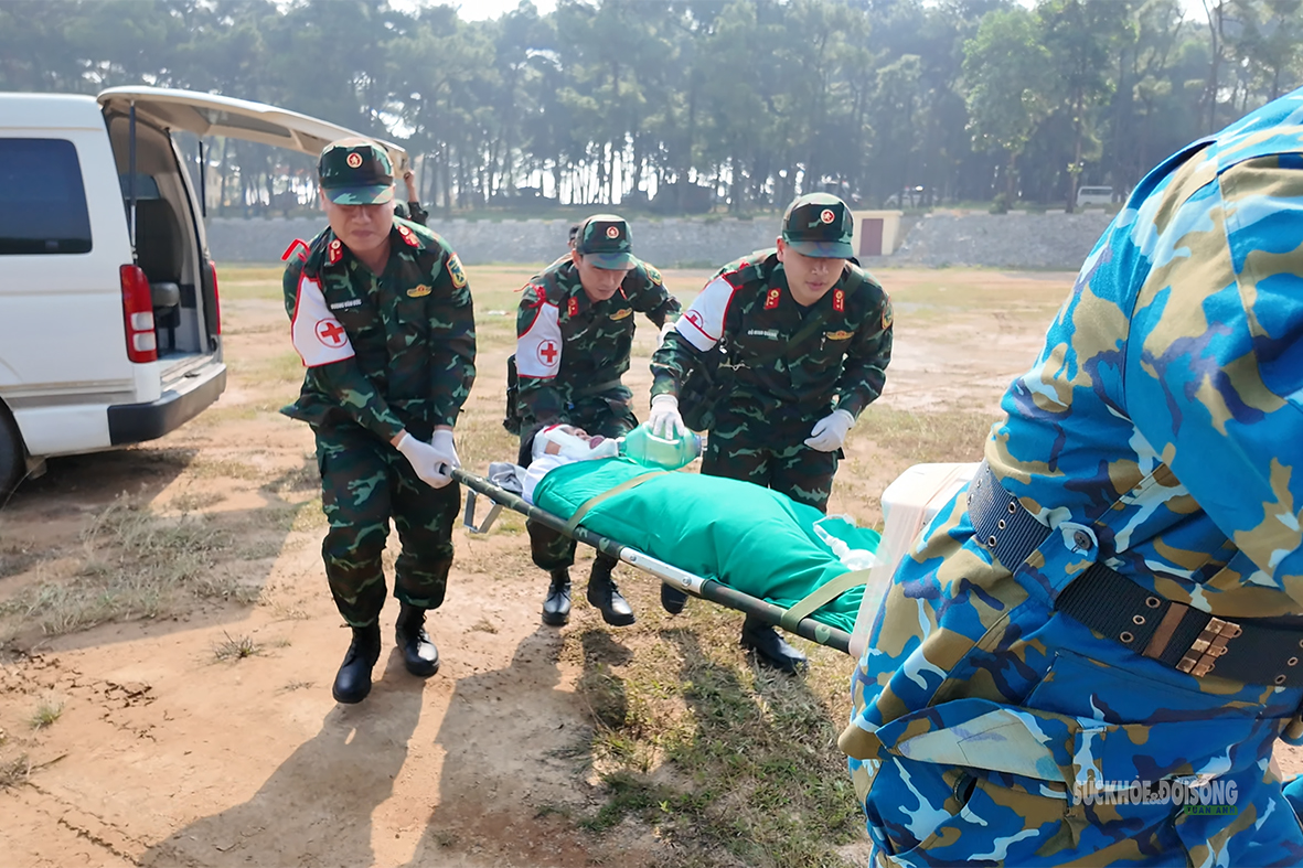 Quân y Phòng không - Không quân diễn tập cấp cứu nạn nhân- Ảnh 3.