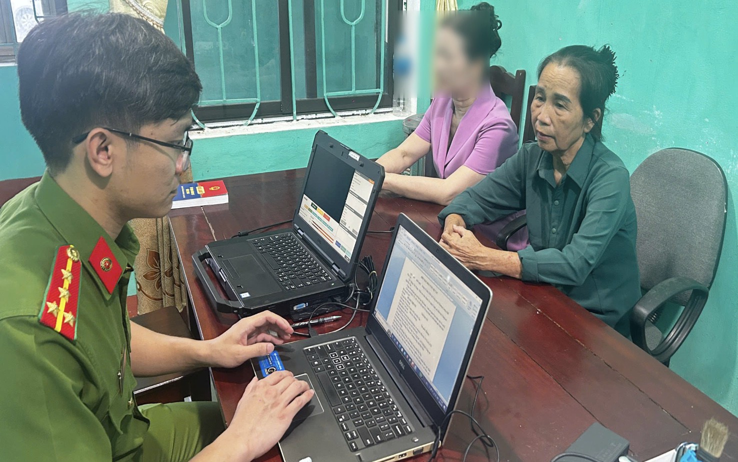 Suýt mất hàng trăm triệu vì cuộc điện thoại từ công an 'rởm'- Ảnh 2.