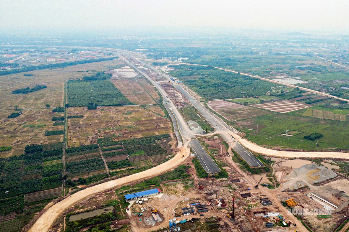 Diện mạo 15 km đường song hành Vành đai 4 qua Hà Nội- Ảnh 2.