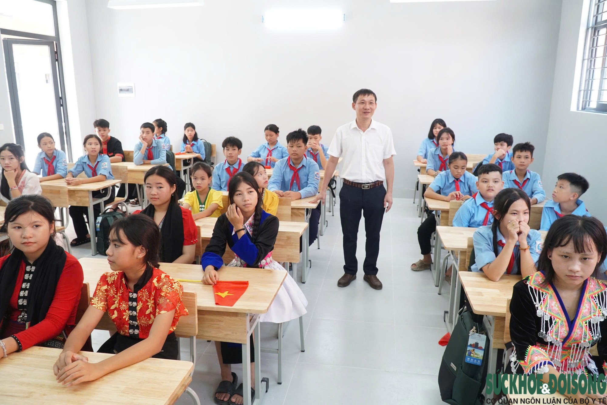 Niềm vui dưới mái trường nội trú khang trang nơi biên giới - Ảnh 2.