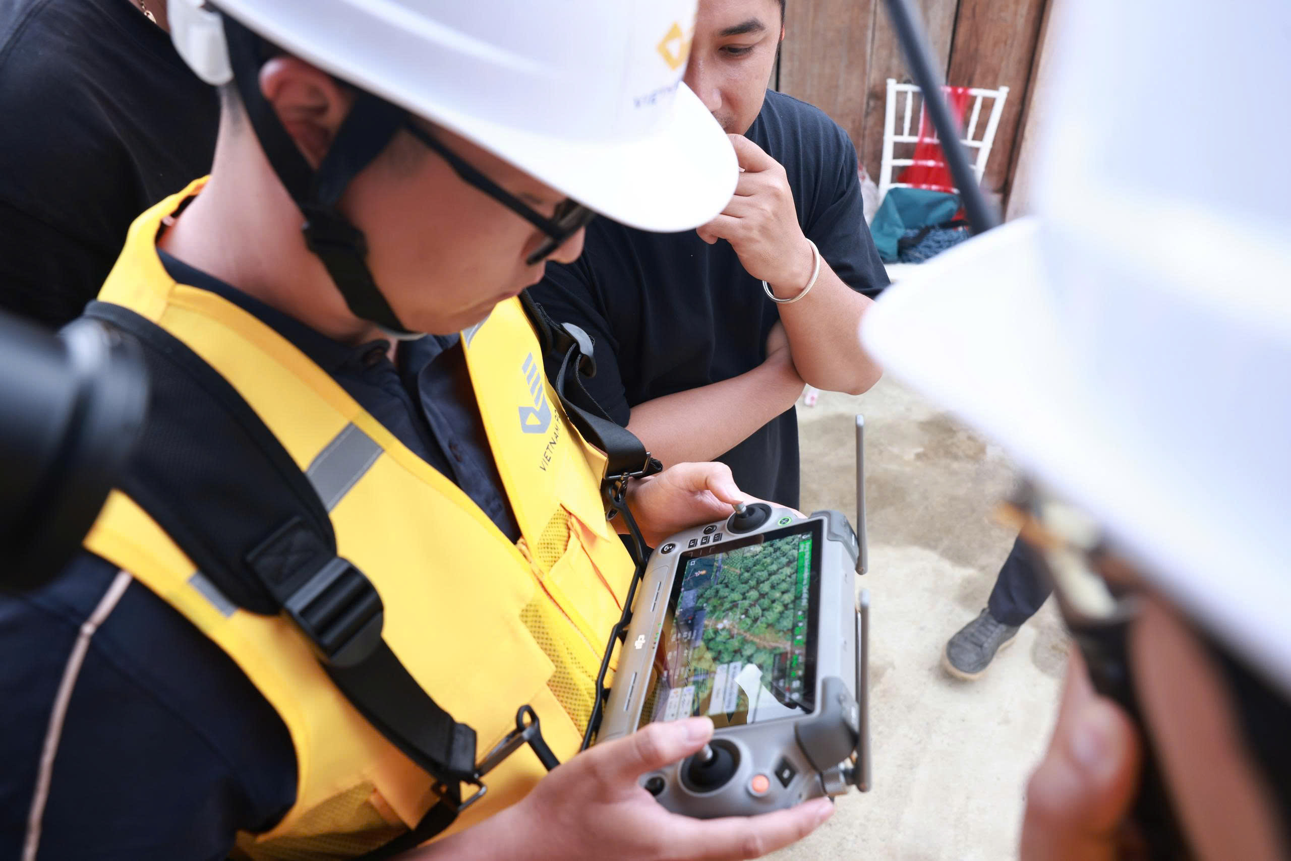 UAV gùi cà phê, phun thuốc trừ sâu, vận chuyển thuốc giữa núi rừng Điện Biên - Ảnh 13.