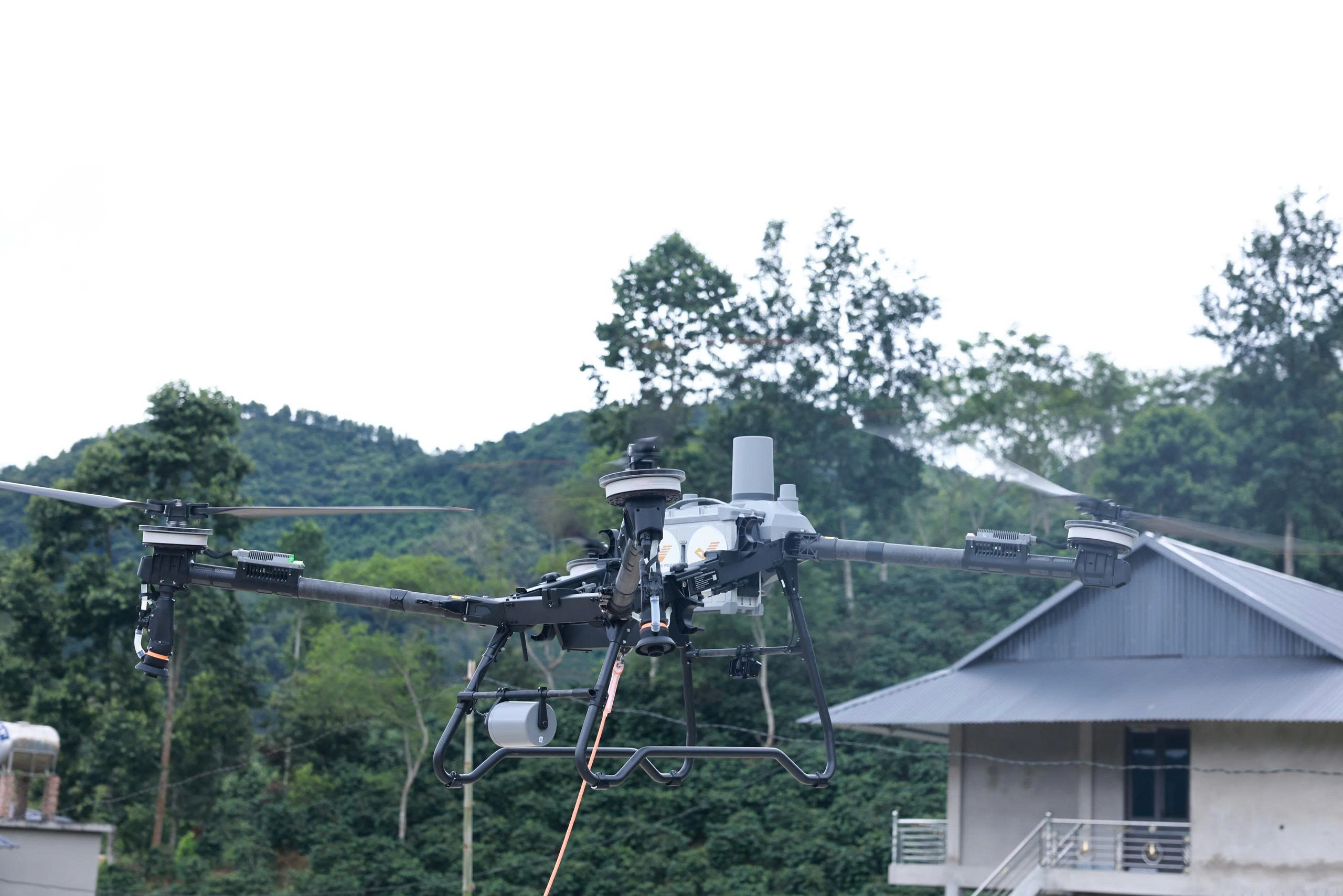 UAV gùi cà phê, phun thuốc trừ sâu, vận chuyển thuốc giữa núi rừng Điện Biên - Ảnh 18.