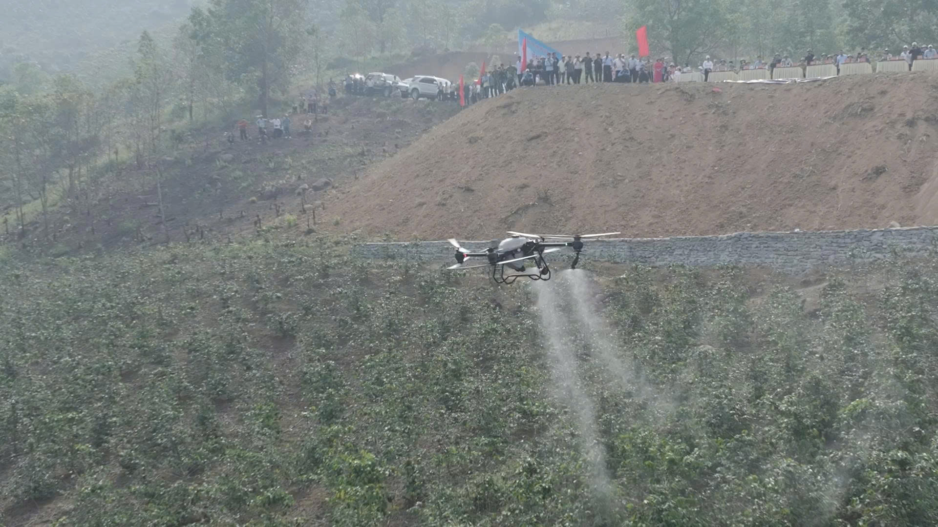 UAV gùi cà phê, phun thuốc trừ sâu, vận chuyển thuốc giữa núi rừng Điện Biên - Ảnh 3.
