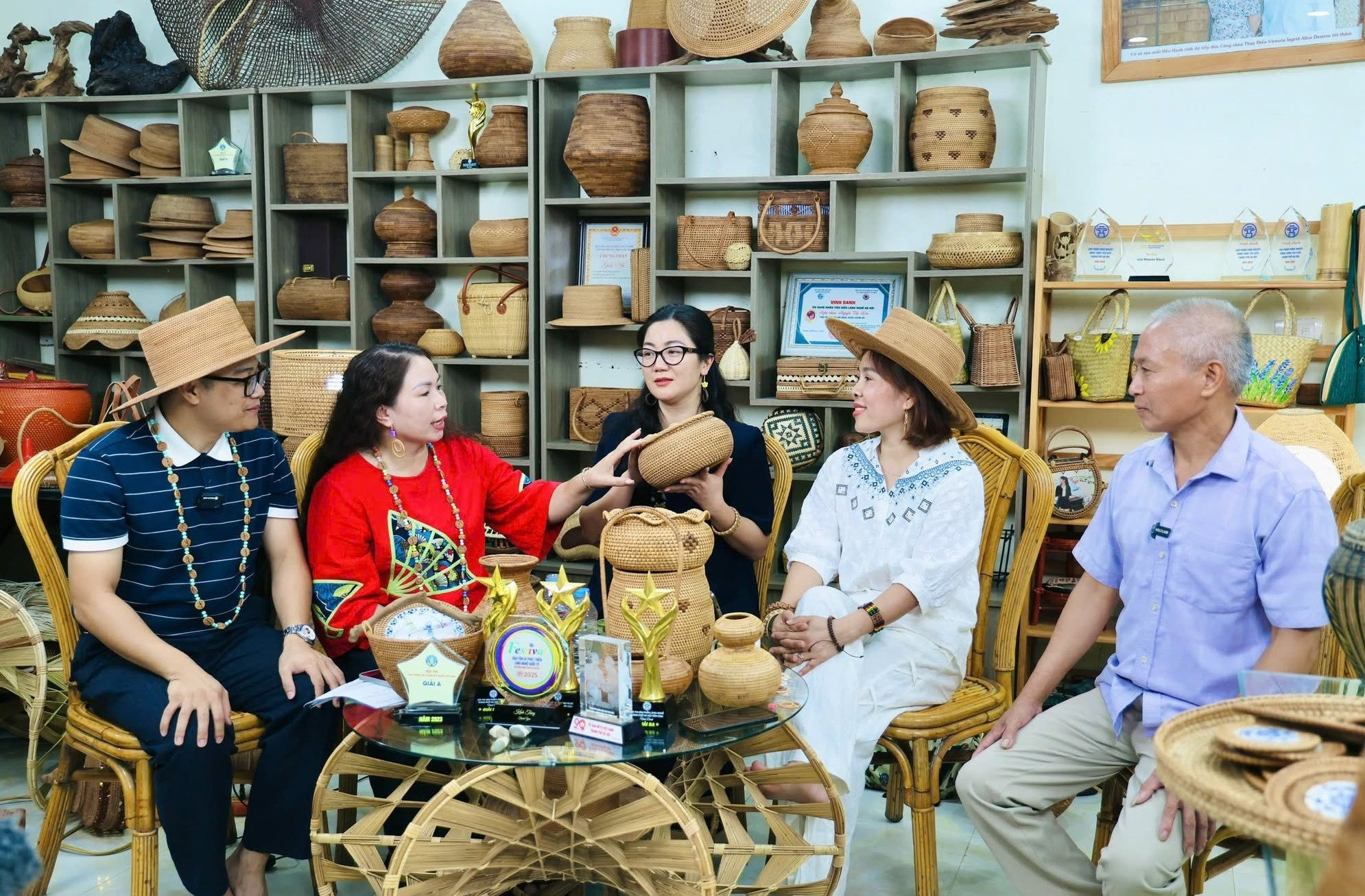Từ livestream cốm Mễ Trì, nón lá Tri Lễ đến hành trình số hóa di sản - Ảnh 3.